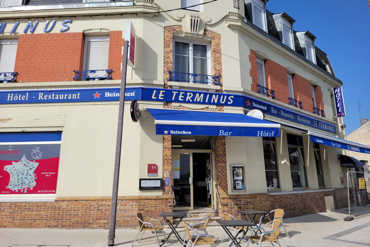 Hotel 16 chambres bar restaurant. Proche de la gare dans quartier rénové