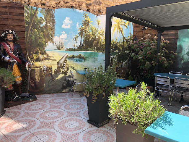 Je vend mon bar , tabac, FDJ situé dans un quartier agreable d'Alencon,  pres d'un parc.
Les places de parking sont gratuites, tres facile pour se garer.
Belle clientèle.
Il  pocède une terrasse interieure toute l'année et une terrasse exterieure 5 mois de l'année .
La déco est sur le theme des pirates.
Il pocéde une petite cuisine amenagée, une tres grande cave avec une piéce comprenant frigos et congelateur.
A l'etage un appartement de 60 m2 en  tres bon etat.
Je l'ai mis en vente le fond de commerce car j'aimerai prendre ma retraite.