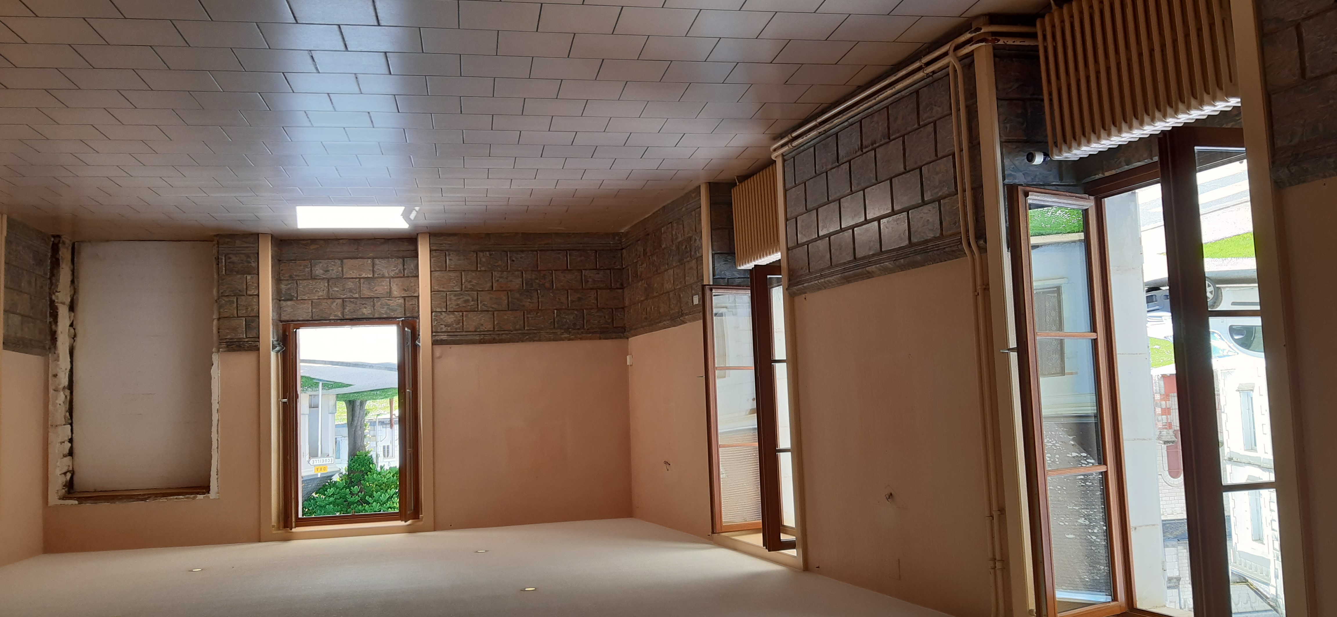 Reprise d'un local commercial d'une surface d'environ 350 m²suite à cessation d'activité pour cause de retraite (anciennement hôtel restaurant)après 32 ans d'activité. Peu convenir pour un commerce multi-services.