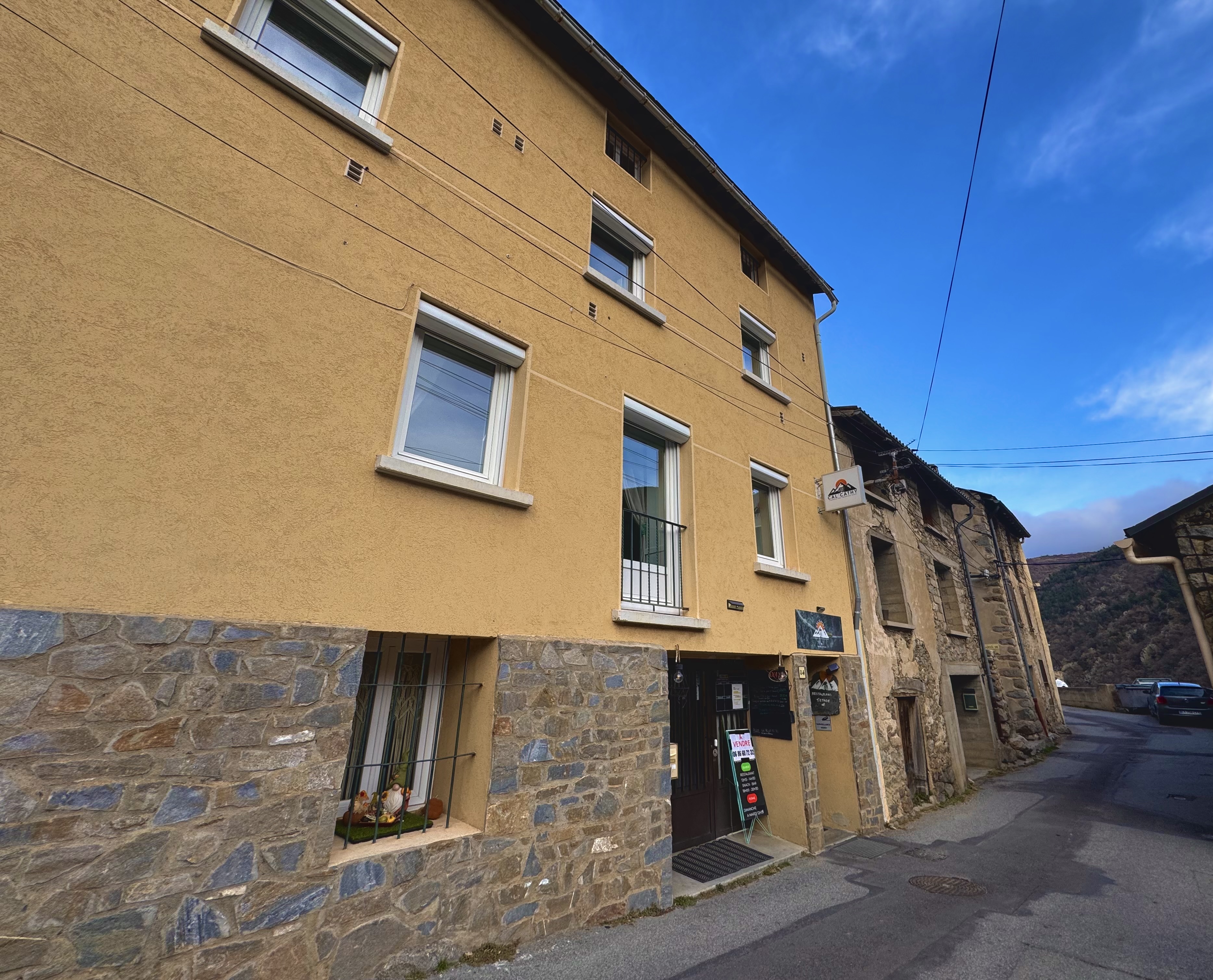 🌟 À VENDRE – Restaurant, bar-snack & chambres d’hôtes

👉 Opportunité rare : établissement complet prêt à l’emploi, idéal pour activité touristique, chambres d’hôtes et de restauration, bar, snack, situé dans un cadre privilégié à 5 minutes des thermes de Saint-Thomas-les-Bains, proche des randonnées, du Petit Train Jaune et à 15–20 minutes des pistes de ski.

⸻

Restaurant / Chambres d’hôtes (murs + fonds + licence IV)

Surface utilisable : plus de 300 m² – établissement entièrement rénové, vendu meublé et équipé.
👉 Factures de toutes les rénovations disponibles à l’appui.

Rez-de-chaussée
• Snack / Bar avec licence IV
• Coin pizzeria et bar
• Salle clients avec WC
• Réserve arrière avec cave et chambre froide

1er étage
• Salle de restauration
• Cuisine professionnelle équipée + espace vaisselle / lavage
• Accès extérieur côté cuisine (actuellement pour cuisson frites)

2e étage
• Buanderie avec WC
• 5 chambres équipées avec TV, cabine douche + WC :
• 1 chambre simple
• 3 chambres doubles
• 1 chambre triple

3e étage
• Suite familiale avec :
• Dortoir 4 pers.
• Chambre double avec lavabo
• Salle d’eau + WC collectif

✅ Établissement clé en main, prêt à exploiter immédiatement, avec vue imprenable sur les montagnes et une clientèle fidèle.

⸻

👉 Ensemble idéal pour un projet familial ou professionnel dans les chambres d’hôtes-restauration, bar et snack !
📍 Emplacement touristique stratégique, entièrement rénové avec factures à l’appui, prêt à être exploité immédiatement.

⸻

🚨 Vente urgente pour cause de maladie, prix négociable dans la limite du raisonnable.