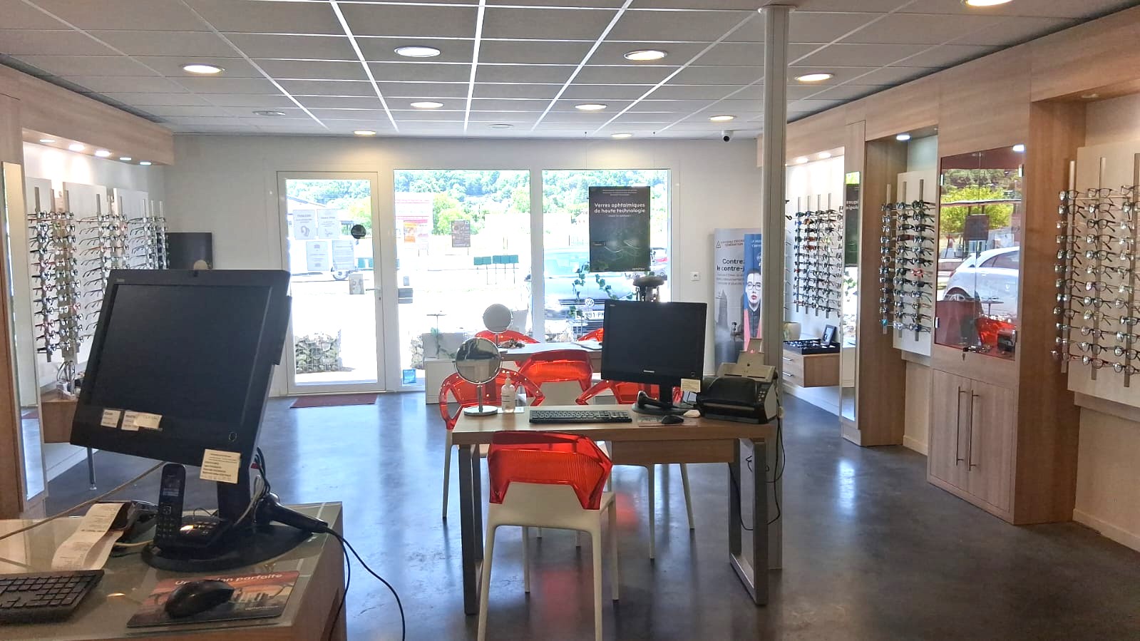 À vendre : fonds de commerce d’optique comprenant deux points de vente complémentaires, situés à Cierp-Gaud et Luchon ( magasin récent)

Le magasin principal de Cierp-Gaud, exploité depuis 2013, bénéficie d’une clientèle fidèle, d’une bonne notoriété locale et d’un emplacement avec passage régulier. D’environ 85 m², il comprend un espace de vente, un atelier et un bureau.

Le second magasin, situé à Luchon, représente un véritable atout pour développer l’activité sur un secteur porteur.

L’affaire offre un fort potentiel de croissance : Cierp-Gaud est actuellement ouvert 4 jours par semaine et Luchon 2 jours par semaine. Une ouverture plus régulière permettrait d’augmenter rapidement le chiffre d’affaires et la rentabilité.

La vente comprend le matériel professionnel nécessaire à l’exploitation. Stock en supplément.

Personnel à reprendre : 2,5 salariés — une salariée en CDI 28 h, une salariée en formation BTS jusqu’au 31 juillet 2027, et un CDD jusqu’en mars 2027.

Idéal pour un opticien souhaitant s’installer, se développer ou renforcer sa présence locale avec deux magasins déjà implantés.

Pour plus d'information, n'hésitez pas a me joindre