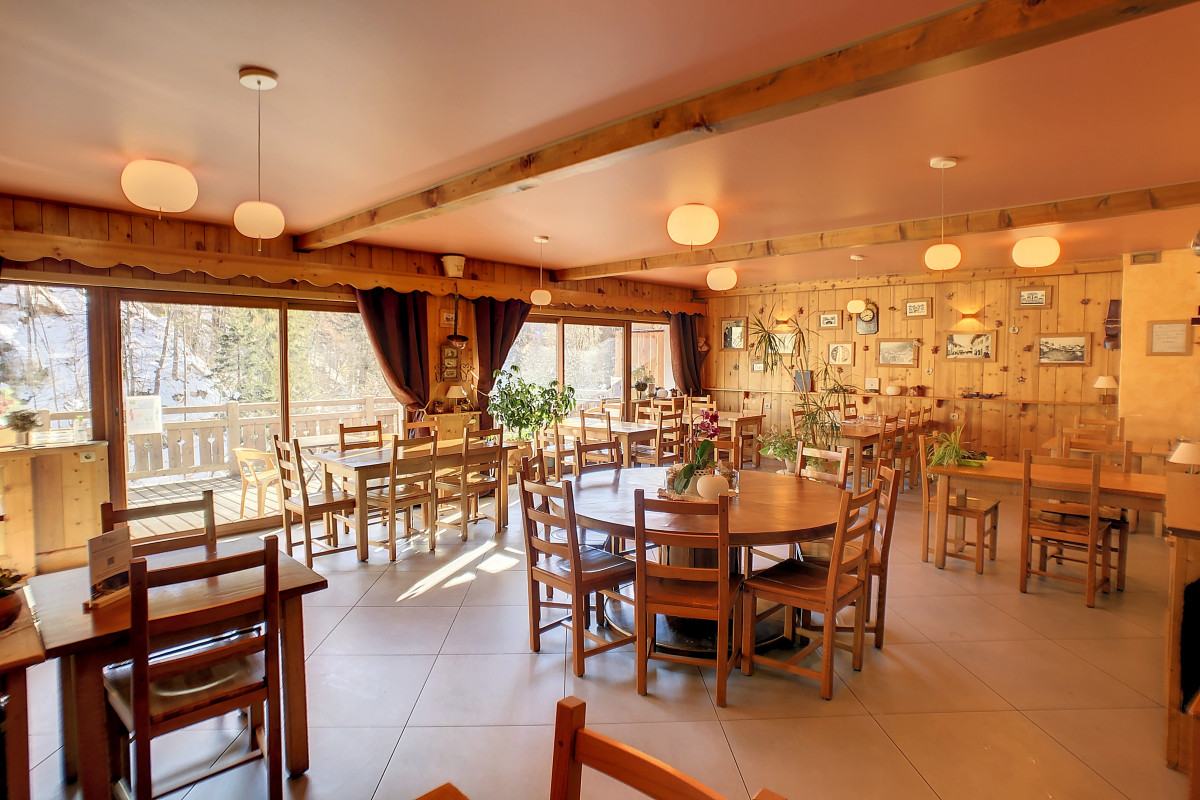 Fond de commerce Bar-Restaurant-Location de Meublés en plein c?ur du village de Flumet avec Licence IV.
Composé d'un Bar ; un restaurant de 60 places assises et terrasse de 25 places assises; et 4 Appartements de 35,38,65 et 149m² pour de la location meublée ou un appartement de fonction.
Nombreuses dépendances : buanderie, bureau, caves de stockage etc..
Vendu pour exploitation immédiate, sans travaux à prévoir.
N'hésitez pas à me contacter pour plus de renseignements.