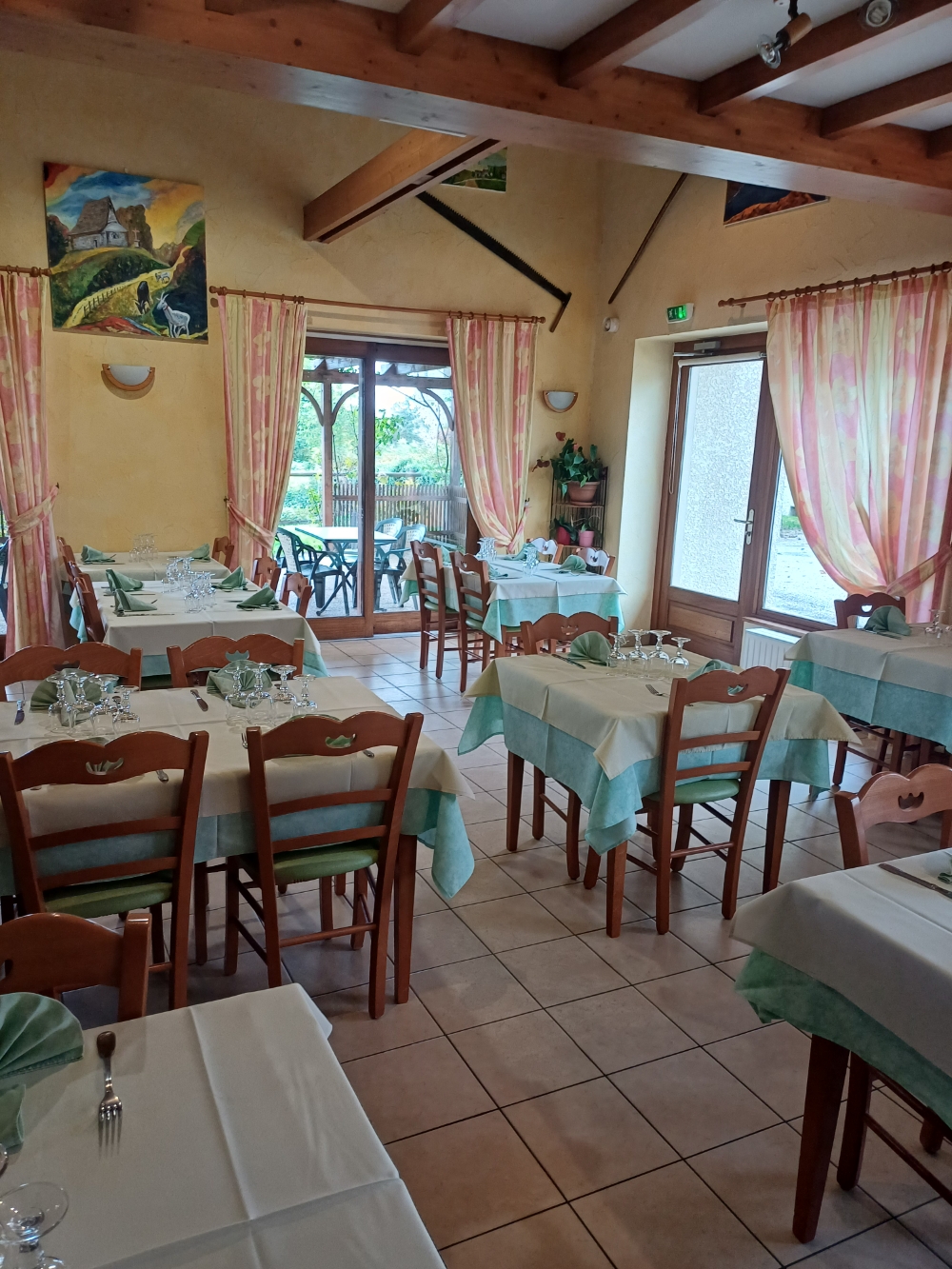 Au cœur d'un village, situé à 15 mn de BOURGOIN-JALLIEU, 10 mn de LA TOUR DU PIN dans un cadre champêtre, joli restaurant.
C'est établissement en parfait état d'une surface commercial de 160 M² au sol, avec un appartement de fonction à l'étage de 51 M², est en parfait état, peut accueillir environ 70 personnes dans la salle, une terrasse couverte d'environ 40 M² en extérieur. La cuisine est très bien équipée (Piano gaz, chambres réfrigérée, chauffe assiettes, etc......)
Un bar séparer, et une pièce à usage d'épicerie.
https://www.safti.fr/annonces/achat/fonds_de_commerce/bourgoin-jallieu-38300/1442776