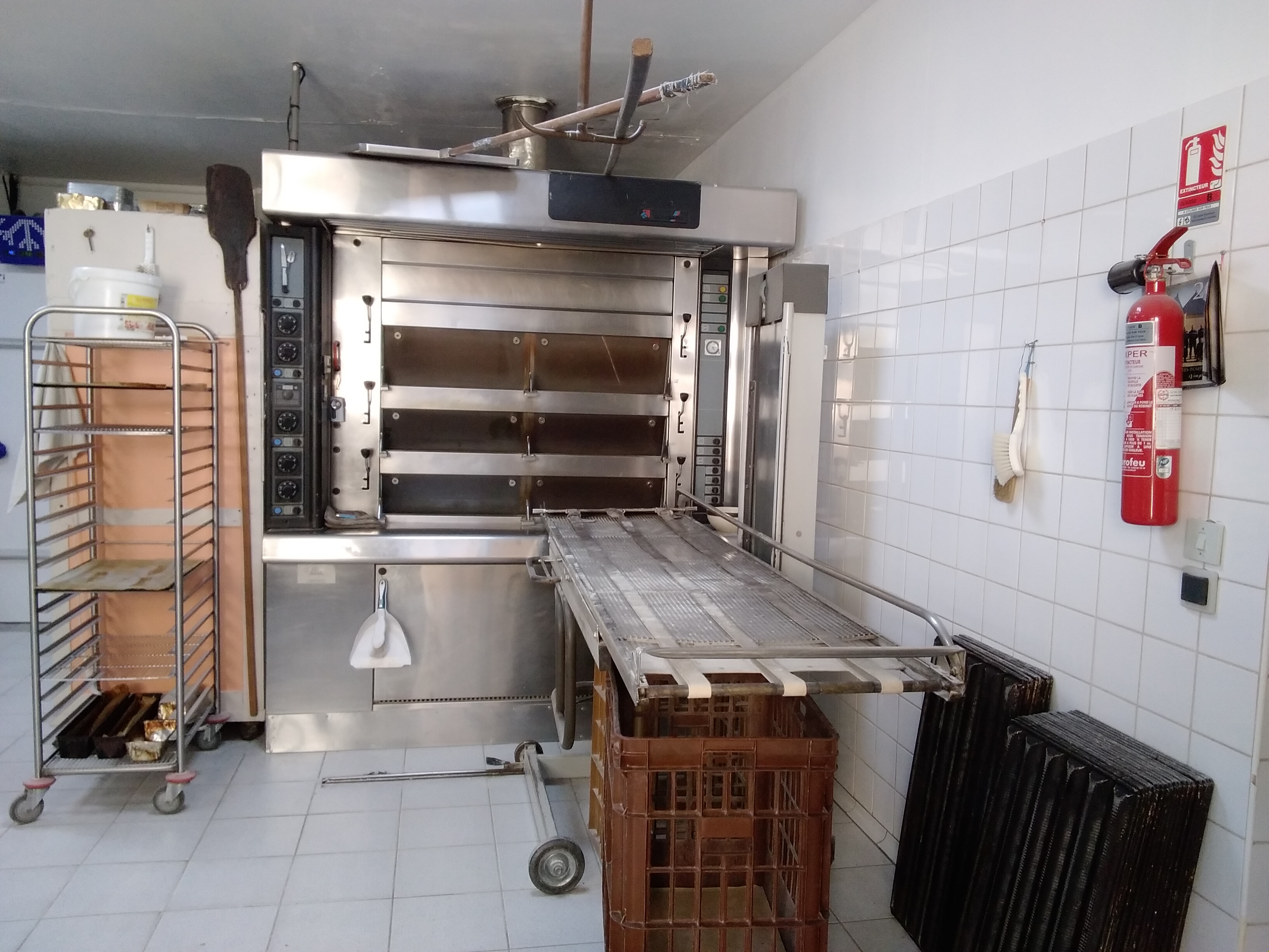 Cession cause retraite  + Continuité possible : accompagnement du repreneur - clientèle fidèle + fonctionnement actuel rentable  + Potentiel futur : développement possible (snacking, com, horaires…).

Situé sur une commune de 2000 habitants - Zone de chalandise 2x supérieurs du fait de sa situation sur l'axe routier très fréquenté (D323 -Plus de 5000 véhicules/jour).
 Fonds sain, base clients récurrente, matériel récent. 
120 000 € seulement (à débattre) pour un point de vente opérationnel, avec potentiel de marge supplémentaire (snacking, commandes en ligne, livraison locale…).
Cédant disponible pour accompagnement à la reprise (recettes, routines, fournisseurs, organisation) afin d’assurer la continuité sans perte de clientèle.
Potentiel de croissance immédiat : Développement snacking / pause déjeuner sur axe de flux - Numérique - Offre événementielle (entreprises, écoles, associations) - Extension horaires / jour d’ouverture selon stratégie.
Fort accompagnement à la reprise par la Municipalité.
Dossier complet sur demande — informations confidentielles.
Visite uniquement après premier échange et validation d’intention d’achat.