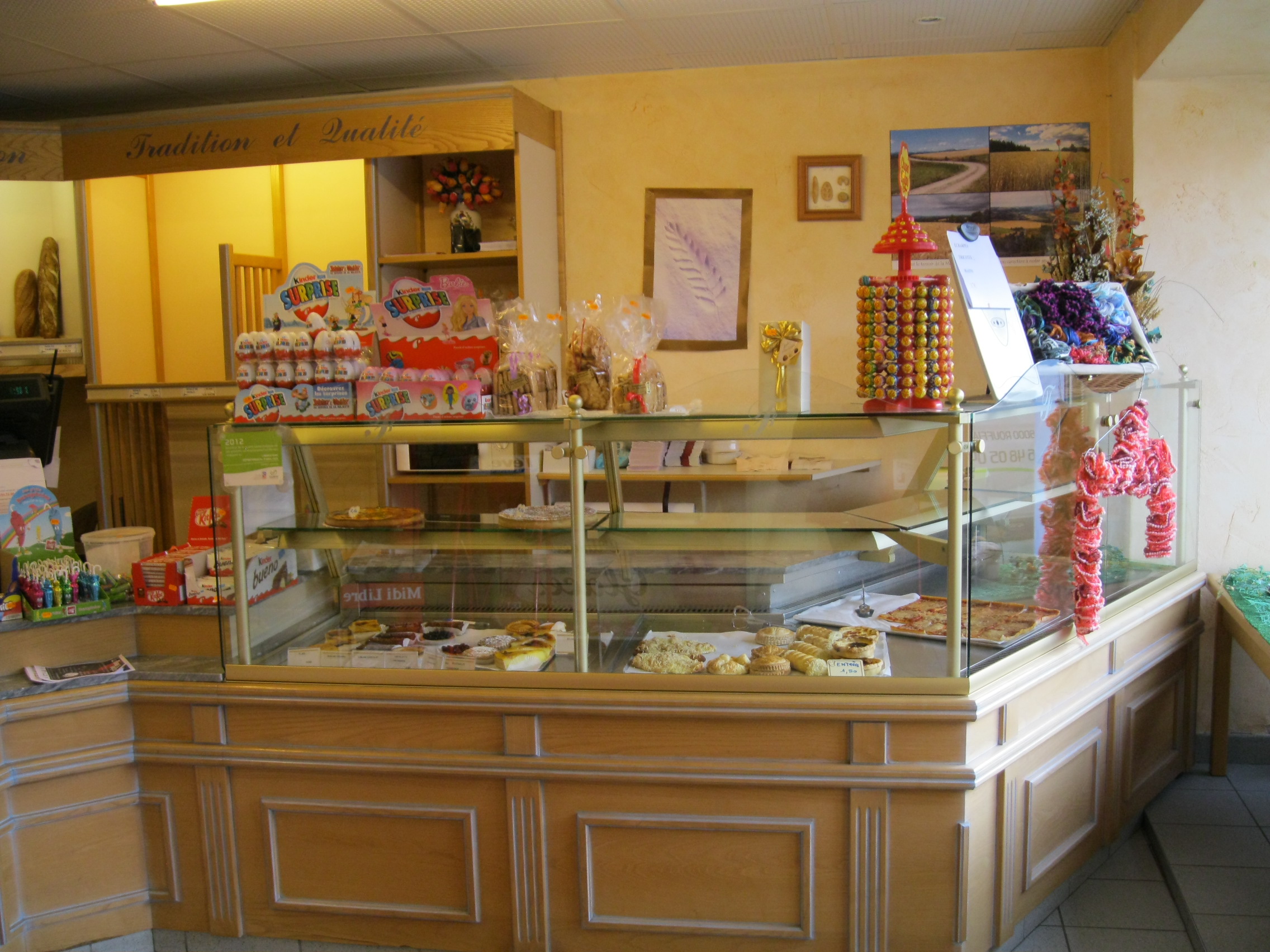 A vendre, cause changement d’activité, fonds de commerce boulangerie-pâtisserie avec tournées en Lozère. 2 points de vente. L’établissement travaille avec une clientèle locale et touristique. Le commerce est implanté au cœur de deux villages de la Margeride et rayonne à plus de 20 km à la ronde grâce à ses tournées. Locaux spacieux en très bon état : atelier de 300m2, réserves de 300 m2, magasin de 60 m2. Matériel complet. Affaire saine avec un logement. 6 ETP. Affaire idéale pour un couple ou deux associés.

Condition de mise à disposition : vente du fonds de commerce 129 000€ pour un CA de 410 000€ en 2024 - Murs à location (boulangerie + logement) : 1563,34€ + 500€ de location autre local pour point de vente.