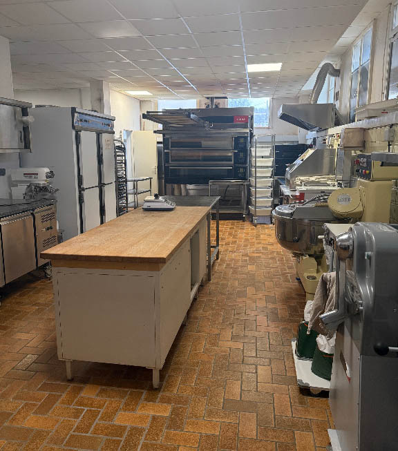 Plus qu'une Boulangerie "La Main à la Pâte" constitue un commerce de proximité incontournable au centre du Village de Labaroche.

Activités diverses autorisées : Boulangerie, Pâtisserie, biscuiterie, salon de thé, petite restauration, Traiteur, pizzeria sur place ou à emporter, cellier des montagnes, vente de locaux conditionnés sous vide, dépôt de paniers de légumes à emporter, point Mondial relais. Licence 1 restauration et vente alcool à emporter.

Bel outil de travail d'environ 200 m2 composé d'une surface de vente accueillante et d'un fournil fonctionnel et bien équipé, terrasse et parkings à proximité. Garage bien utile pour stockage.

Aucun travaux à réaliser car le local a été rénové récemment (60.000€ de travaux en 2022) et il est conforme aux normes incendie et accessibilité PMR.

Opérationnel de suite avec Matériel récent (140.000€ en 2022).

Loyer de 1 455 € /mois + 108 € de prov/charges. Reprise du bail encours (07/2022).

Dernier Chiffres d'affaires HT annuel :
2023 = 279.000€ (après reprise de l'ancienne boulangerie, 2ans de fermeture, (Covid + Travaux)
2024 = 249.000€ (avec 5 mois de fermeture, désaccord entre associés, rachat des parts)
2025 = 386 000€ avec encore possibilité de  développement.

Prix affiché : 174 400 € Honoraires Agence Inclus à charge acquéreur. 

Pour tout renseignement ou visite, contacter Karine Maréchal au 06.24.74.88.32