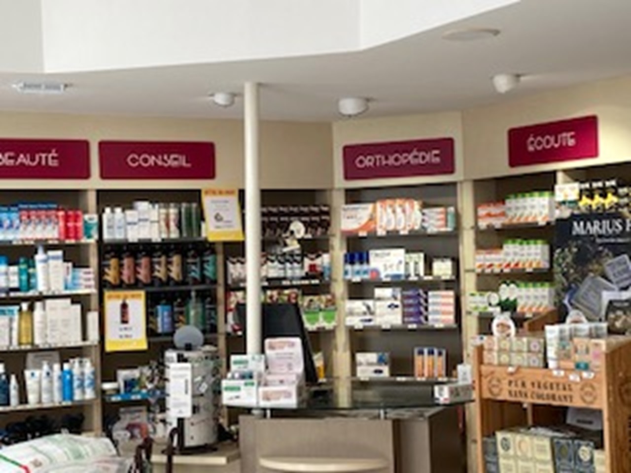 PHARMACIES À REPRENDRE – ÉPINAC (71) | BOURGOGNE DU SUD
Diagnostic Transmission réalisé
	Deux fonds de commerce de pharmacie réunis, à céder pour départ à la retraite – CA cumulé : 2.860.000 €.
	Équipe en place : 2 pharmaciens et 3 préparatrices
	Zone de chalandise : bassin de santé dynamique de + 10.000 hab., sans tension concurrentielle, pôle santé structuré et exceptionnel 
	Atouts : clientèle fidèle, rentabilité éprouvée, services de vaccination, parapharmacie, adhésion au groupement PHARM-UPP 71, cadre de travail agréable entre Morvan et vignobles
	Accompagnement : passation clé en main pour assurer la transition
	Profil recherché : pharmaciens désireux de diriger leur officine ou portés par un projet de croissance externe
	Dossier de reprise : nous consulter