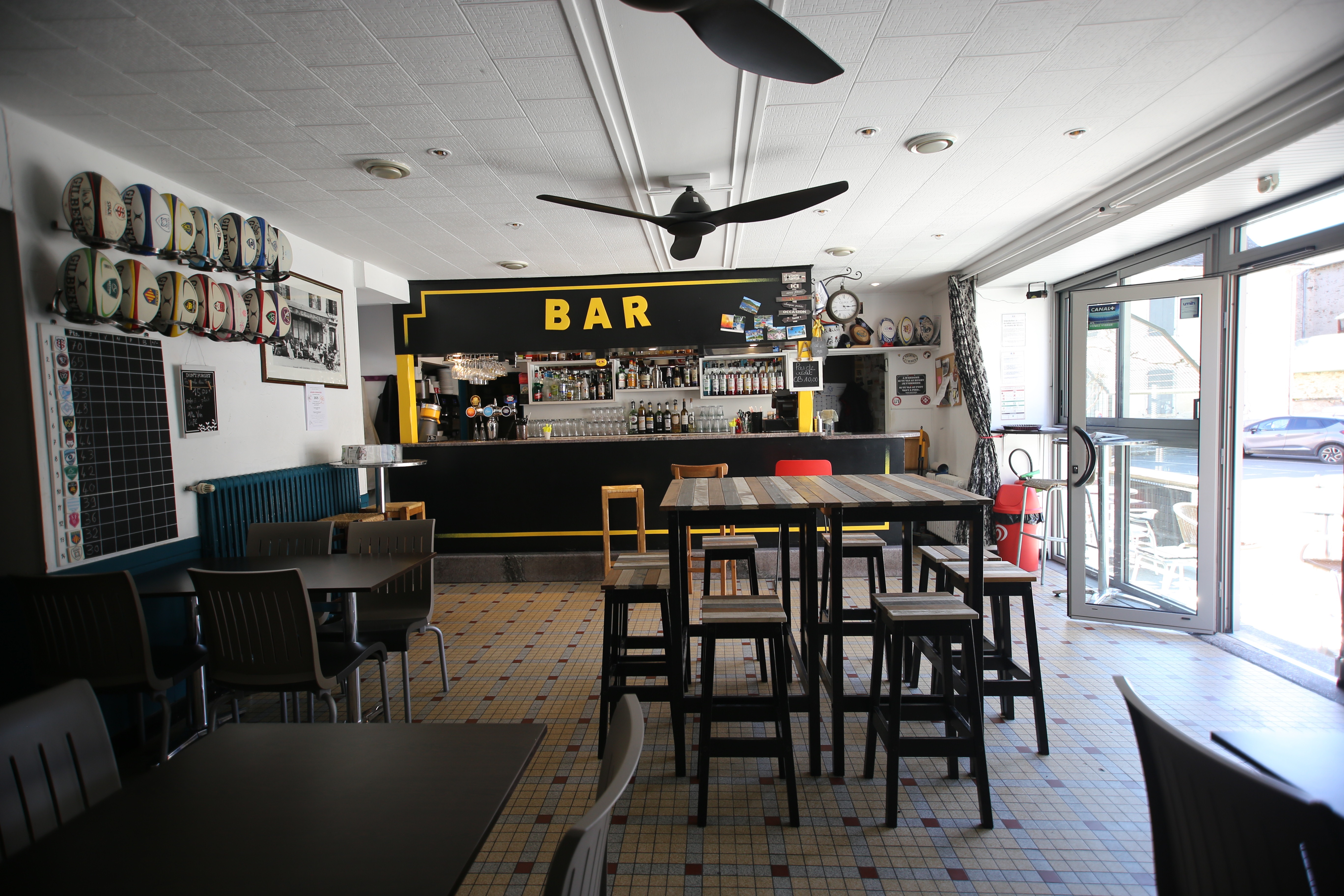 Couple toujours en activité mais proche du départ en retraite.
Nous recherchons un repreneur pour notre Bar Restaurant "Café Courrech"
situé à Vabre 81330 commune du Tarn.
A vendre le commerce et les Murs (maison d'habitation et fons de commerce) 
Etablissement de caractère dans village très animé, ancien chef lieu de canton. Offre de services complète crèche, gendarmerie, maison de santé, épicerie, presse, pharmacie, nombreux artisans, piscine tennis, rivières à truite ....
Nombreuses associations culturelles et sportives et activités diverses (Club de rugby: Sidobre Montagne XV)