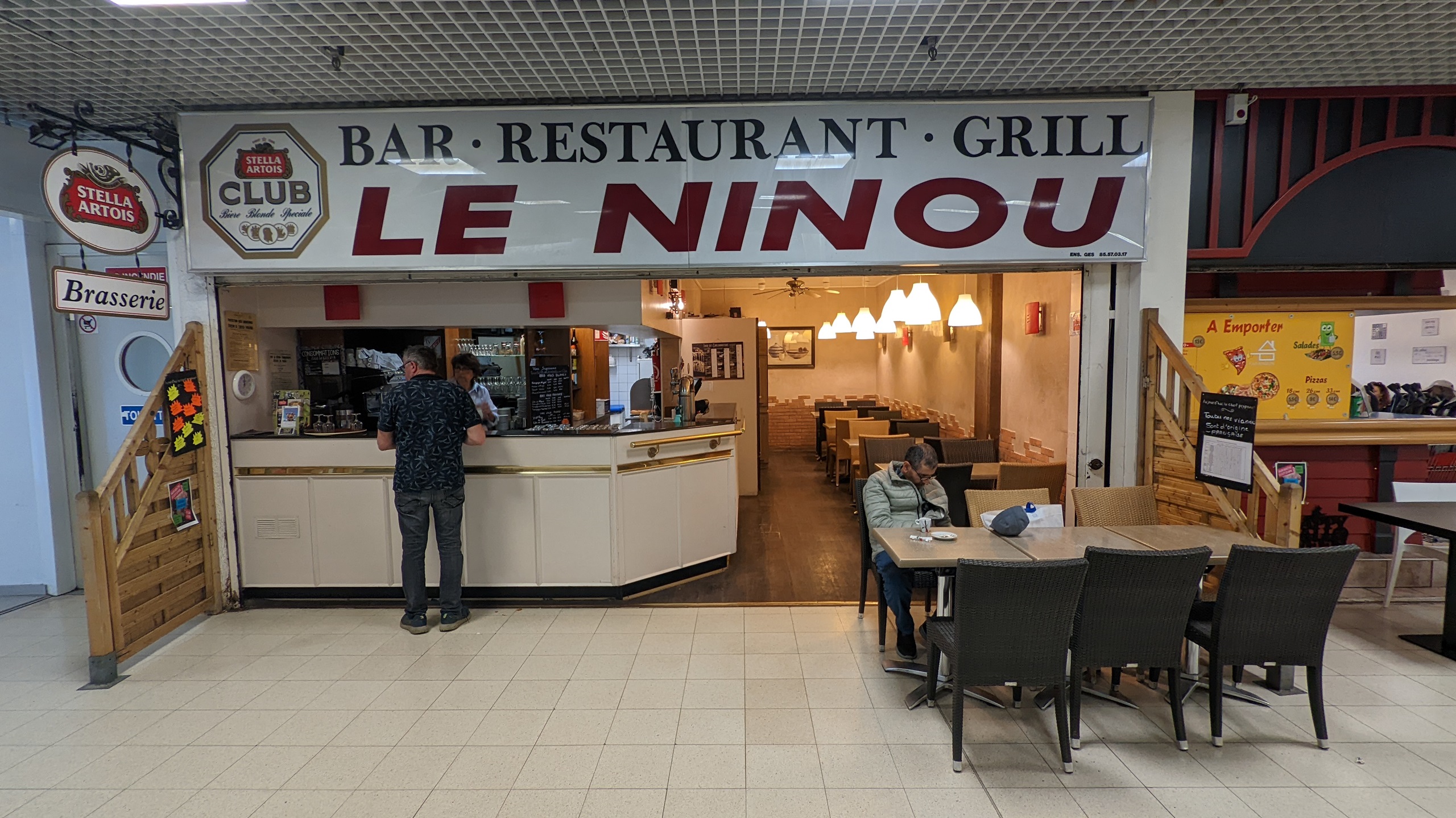À REPRENDRE – Restaurant Café en Galerie Commerciale à Chalon-sur-Saône
Implanté depuis 2008 dans le centre commercial Chalon Nord, cet établissement traditionnel (Licence IV) affiche un CA de 248.000€ (+30% sur 2 ans) avec une répartition équilibrée entre café et restauration.
•	Emplacement stratégique : À 500 m de l'A6 et d'un parc économique de 300 entreprises, dans un pôle urbain de 100 000 habitants.
•	Atouts commerciaux : 70 couverts (salle + terrasse à l’intérieur de la galerie, exploitée toute l’année), clientèle locale et de passage, nombreux commerces complémentaires (Intermarché, carburant, bornes électriques, …), service uniquement le midi car horaires d’ouverture de la galerie 8h30 à 20h00 tous les jours
•	Potentiel de développement : Galerie en croissance (investissements récents), possibilité d'introduire des animations FDJ, salon de thé ou restauration rapide.
•	Conditions : Fonds de commerce à 45.000€ (vente des murs possible) – La cuisine sera partiellement à équiper – accompagnement proposé