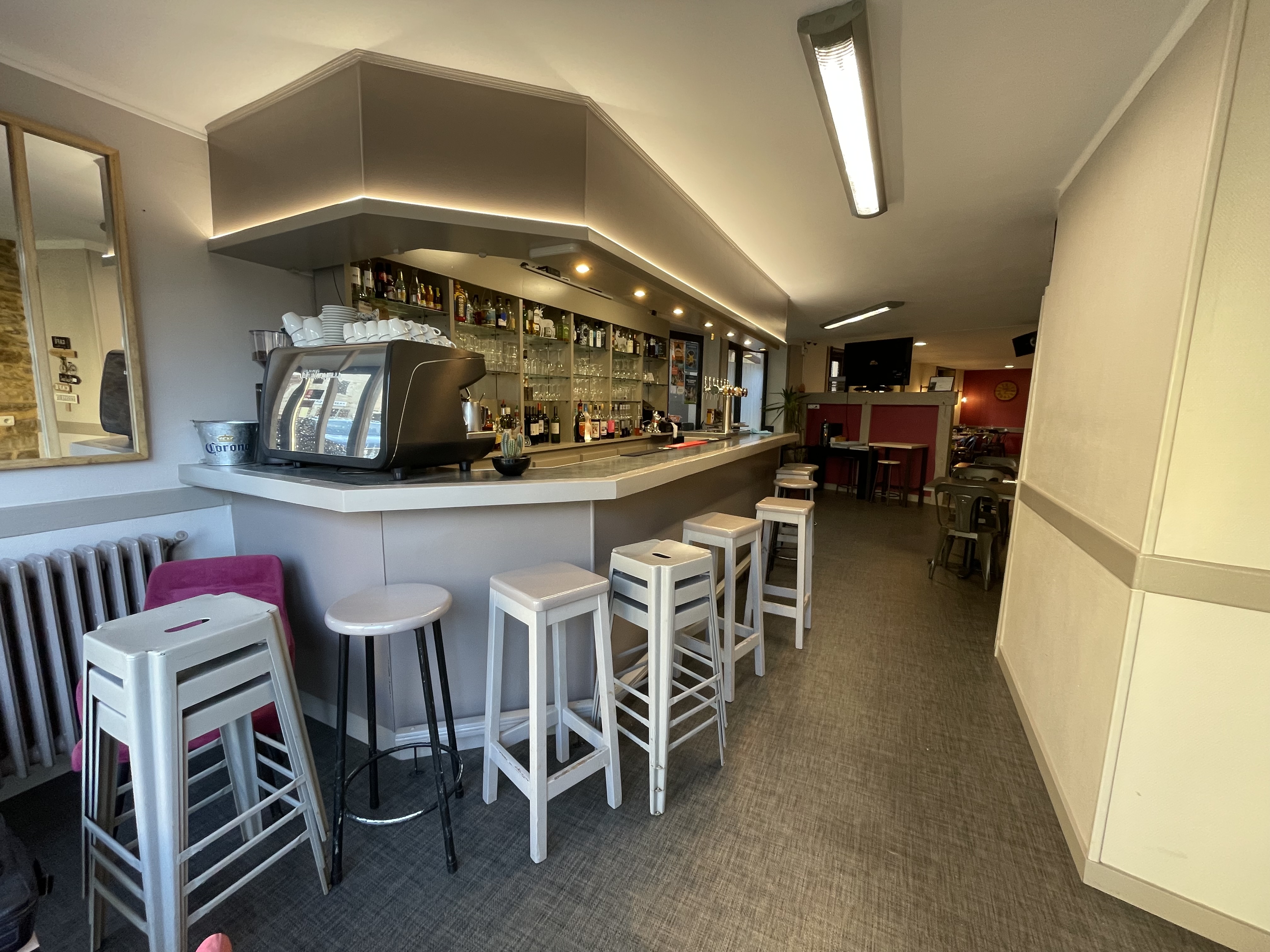 Murs et fond - Bar / Restaurant avec sa maison d'habitation et ses 5 chambres d'Hotels.

Nous vous proposons à la vente ce bar - restaurant dans un charmant village du Lot, entre Sarlat et Gourdon avec sa terrasse extérérieure.

La partie professionnelle se décompose comme suit: un hall d'accueil avec son bar, une grande salle de restaurant entiérement refaite et sa cuisine equipée.

Egalement, une grande cave au niveau inférieur pour faciliter le stockage.

Au premier étage, 5 chambres à réhabiliter et au deuxiéme étage un vaste comble aménageable de 85 m2.

Séparé par la cour intérieure et avec une entrée indépendante, vous trouverez la maison d'habitation avec en rez de chaussée un salon - séjour avec sa cheminée.

Un salle de bain, une chambre et un dressing compléte ce niveau. Au premier étage, vous disposerez de deux chambres supplémentaires.