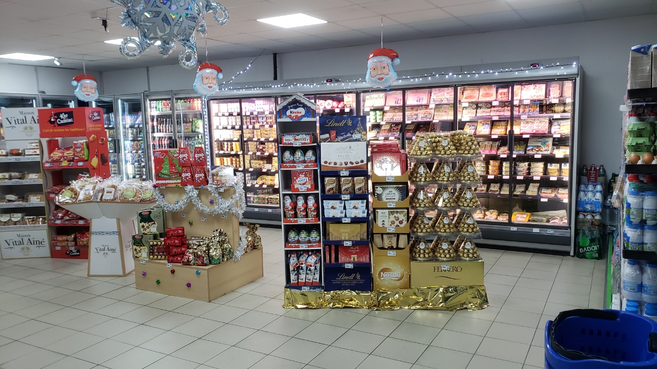 Magasin alimentaire sous enseigne situé dans un village touristique et actif à l'année. Bonne situation géographique, proche de Saint girons et la station de ski guzet neige. 
C'est un fond de commerce attratif pour toutes personnes désirant créer une première entreprise  ou pour un couple de professionnels capables de diriger une affaire. 
Très bon cadre de vie ,dans un environnement convivial .
Le magasin dispose d'une surface de vente de 250m2 avec des rayonnages remplis et variés. 
Bel assortiment de fromages locaux. 
Un rayon boucherie-charcuterie, produits locaux ...
Vous y trouverez un meuble fruits et légumes, des étagères pour l'épicerie, deux chambres froides,une vitrine réfrigérée boucherie-charcuterie ,une vitrine réfrigérée fromages ,une vitrine produits frais et armoires négatives. 
A l'arrière du magasin, se trouve un coin bureau ,une petite cuisine et un WC. 
Le magasin possède un grand parking partagé avec une pharmacie ,un bar restaurant, un salon de toilettage canin .
Clientèle assurée et fidèle, qui s'accroît pendant la saison estivale .

Pour plus de renseignements, concernant ce bien , veuillez contacter le 06-98-83-04-17.
Nous vendons notre magasin pour cause rapprochement familiale. 
De plus ,une maison d'habitation située dans un endroit très calme, en pleine nature avec vue sur les montagnes est à vendre également. Ce bien est situé à 25 mn du magasin. 

Informations financières :

Chiffre d'affaires : 400 000 euros