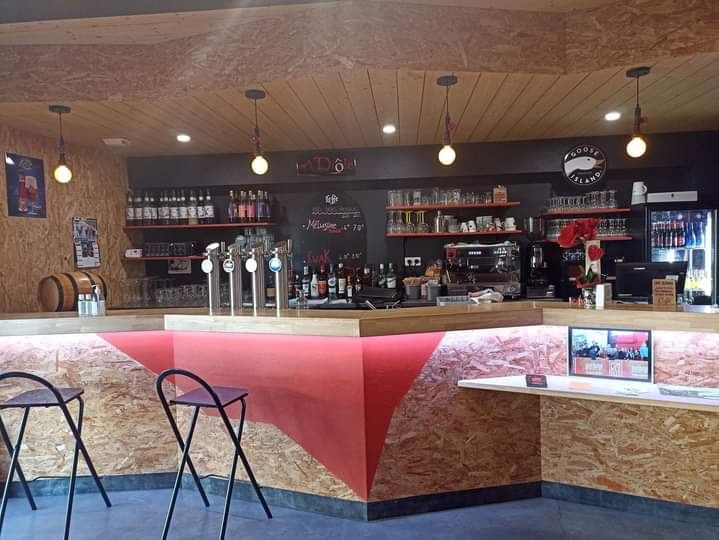 A vendre Bar, crêperie dans une commune dynamique de 5000 habitants proche des bords de Loire.
Bâtiment rénové à neuf. 70 places et une terrasse de 30 couverts. 
Cuisine irréprochable avec matériel très récent. 
Un studio est disponible dans le bâtiment.
L'ensemble du bâtiment est climatisé (et également le studio), très agréable pour travailler.
Loyer attractif. 
Possibilité de négociation.
Nous pouvons accompagner pour la transmission, idéal pour un jeune couple, fort potentiel à développer sur la partie bar. Pas de pur bar dans la commune. Crêperie de Bonne renommée. 
Emplacement numéro un, parking et visibilité.