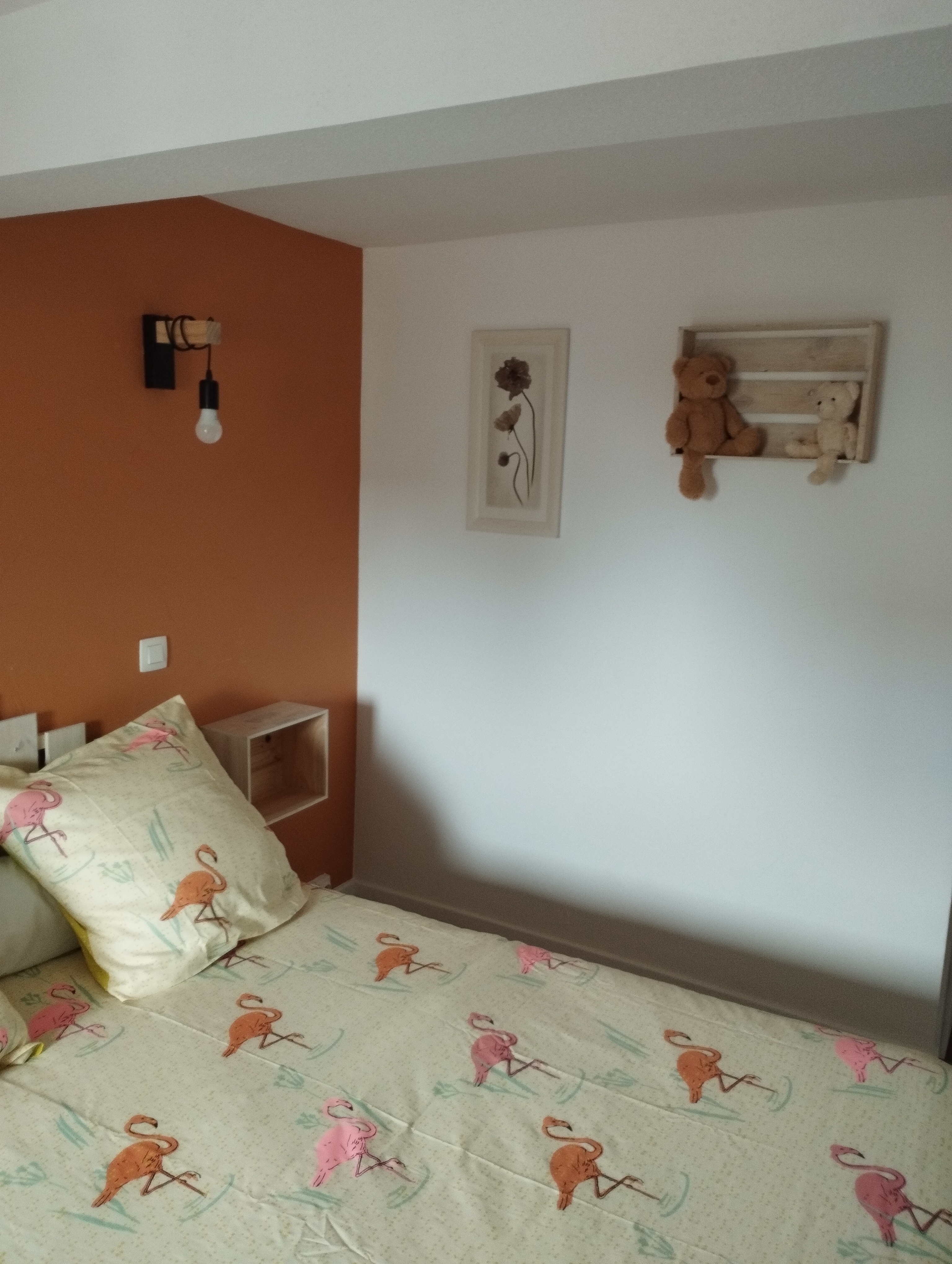 situé au coeur du brionnais, à proximité de charlieu, l'auberge a 9 chambres avec salles d'eau et wc individuels, 450 m2 de surface avec un appartement de 80 M2, une cour,150 M2 de dépendances,