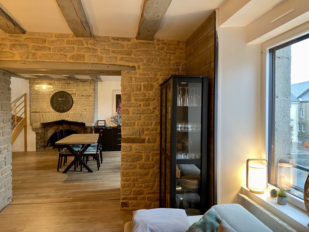 Après 18 ans d'activité sur une commune dynamique du Morbihan , je souhaite trouver la perle rare pour reprendre mon activité, local agréable refait a neuf en 2019, bien entretenu, entièrement équipé, prêt à exploiter immédiatement , je ne souhaite pas vendre mais donner symboliquement mon fond de commerce à la personne qui achetera mon bâtiment car je vend les murs , un très beau bâtiment avec partie logement de 150 m2 et local commercial de 90 m2. situé en plein centre avec un petit jardin , un grand garage, me contacter pour plus d'informations