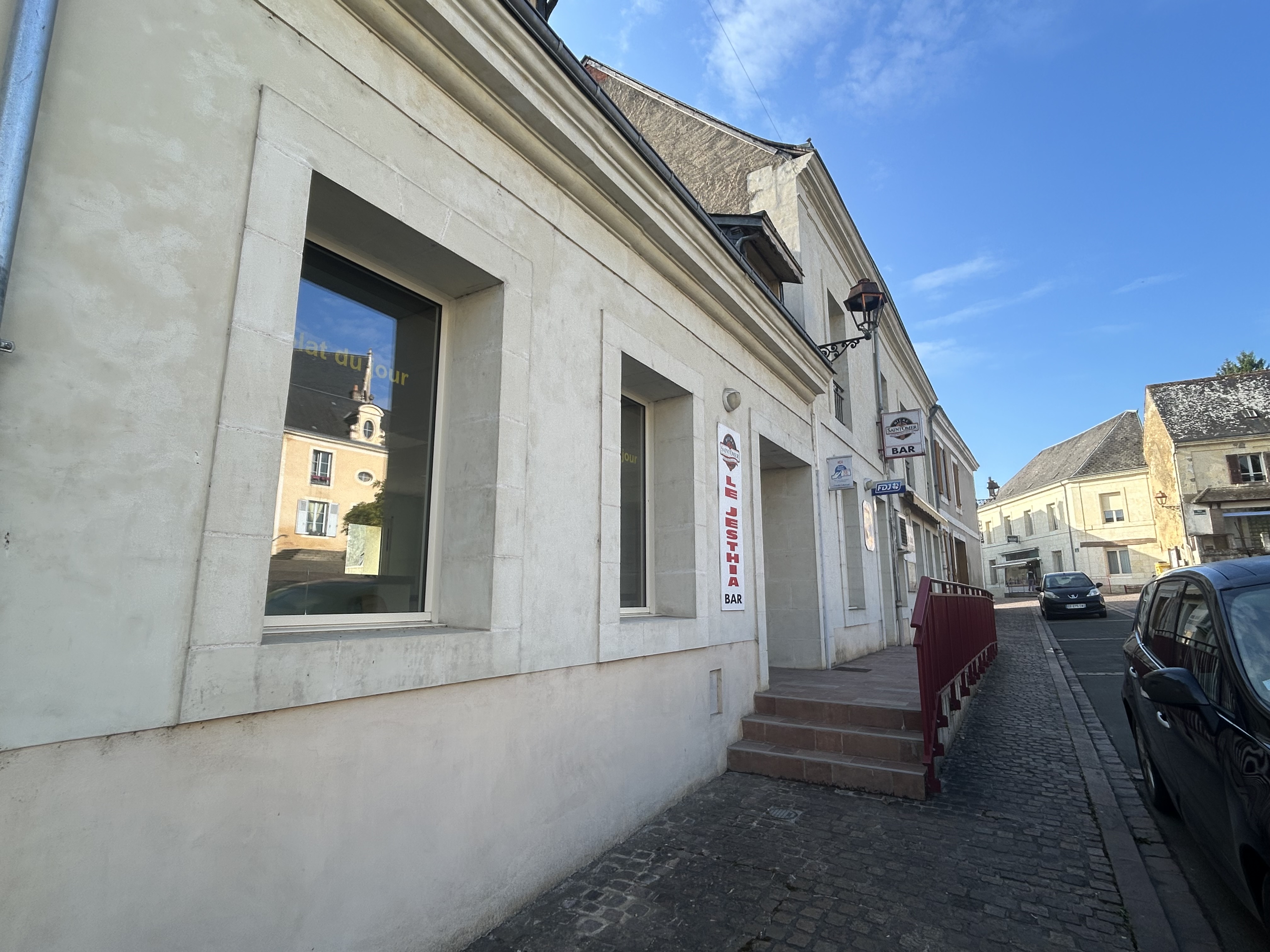 La commune de Courdemanche, 635 habitants dans le sud Sarthe, lance un appel à projets pour la reprise de son commerce multi-services. 
Café gourmand? Epicerie de proximité? Restaurant traditionnel? Ou pourquoi pas les trois à la fois?
C'est l'opportunité unique de redonner vie à un lieu convivial et essentiel pour nos habitants.
Nous recherchons une ou plusieurs personnes prêtes à s'investir dans la vie locale.