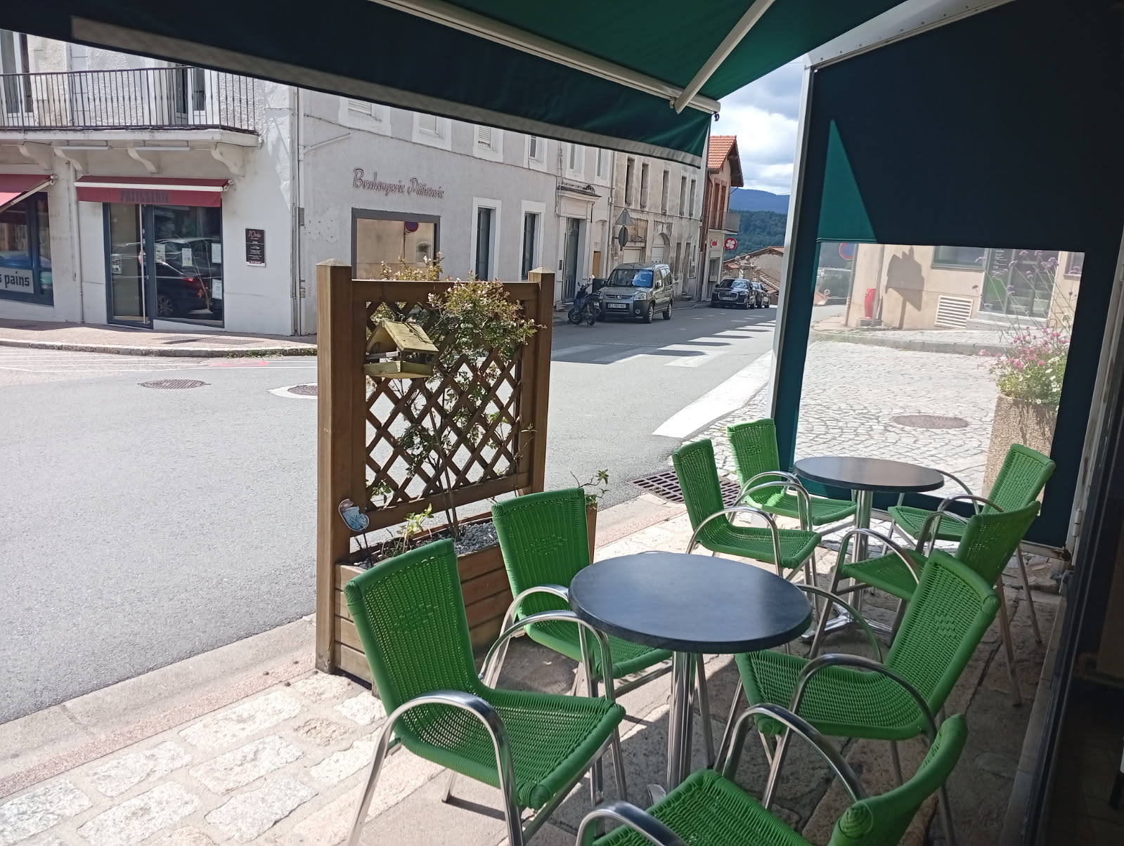 Cédant accompagné par la Communauté de Communes pour la transmission.

Les activités : 
Débit de boissons (licence IV) + Journaux du jour
Commerce repris en 2014 - vente fonds cause départ à la retraite prochainement.
Effectif : La chef d’entreprise + une salariée à 40h/mois depuis le 01/01/2023
Salle pouvant accueillir 30 places assises + 6 places au comptoir
10 places en terrasse. Mobilier changé en 2018
La machine à café, le moulin et la tireuse à bière sont de la propriété du brasseur
Clientèle locale.
Commerce ouvert de 6h30 à 20h30 ; fermeture mercredi après midi et dimanche après-midi
Le Chiffre d'affaires est en progression ces 3 dernières années.

Cadre de vie :

À un peu plus d'une heure de Lyon par l'A89, à 3/4 d'heure de St Etienne et de Clermont-Ferrand par l'A 72, à 40 mn de Vichy, à 30 mn de Thiers et de Roanne vous trouverez Saint-Just-en-Chevalet, sympathique petit coin conjuguant dynamisme et sérénité.
Niché au Cœur du Pays d'Urfé, dans les monts de la Madeleine, en bordure du massif des Bois Noirs, Saint-Just-en-Chevalet et ses 3 000 hectares situés entre entre 600 et 950 m d'altitude offrent une palette de remarquables paysages. 
Tous les principaux services et commerces sont présents : santé, écoles primaires et collèges, La Poste, France Services, gendarmerie, pompiers, banques, distribution alimentaire et métiers de bouche, coiffure, jardinerie, papeterie-cadeaux, brocante, bars, tabac, presse, PMU, garages automobiles, distribution carburant, artistes et divers autres commerces et services à la personne.

Un important tissu associatif est également présent.

Les 2 hôtels-restaurants de grande qualité ou notre camping municipal précité ainsi que nos gîtes sauront vous héberger comme il se doit si vous décidez de nous rendre visite et de rejoindre notre centralité de 1 200 habitants.