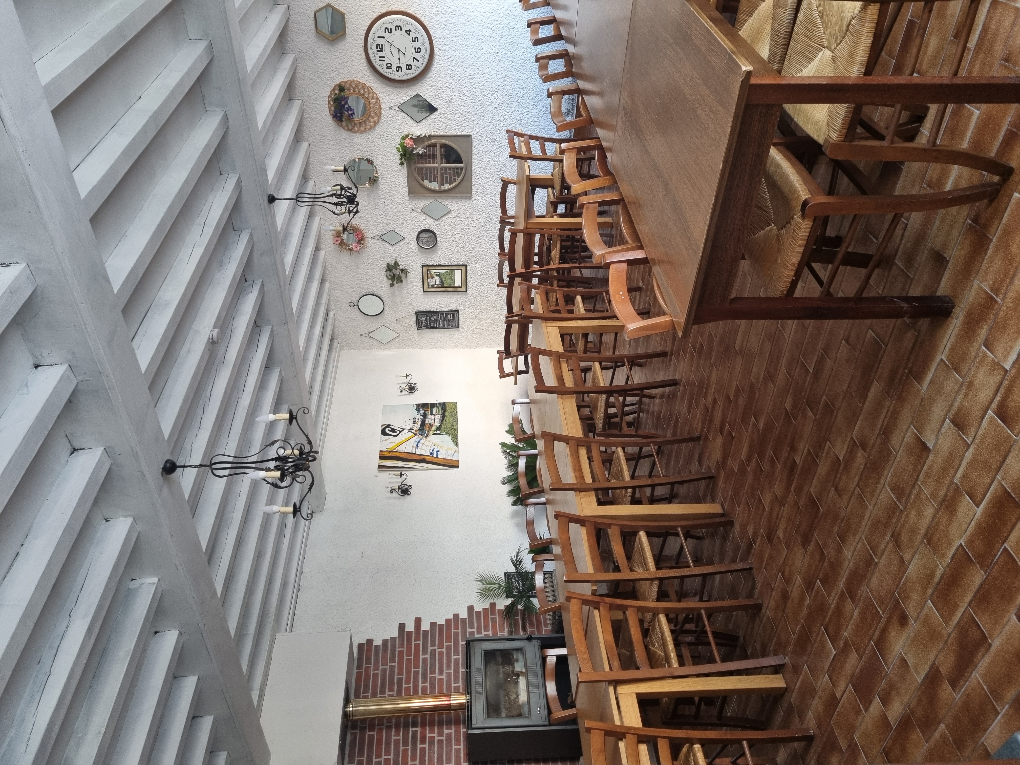 Bonjour 

Je vend mon fond de commerce 
Qui comprends un bar ,épicerie et restaurant pour 50000 euros .
Licence 4
Ainsi que les murs avec un appartement 200000 euros.

Total m2 de l'établissement 485 m2 
Avec cours et garage. 

Je souhaiterai vendre la totalité
