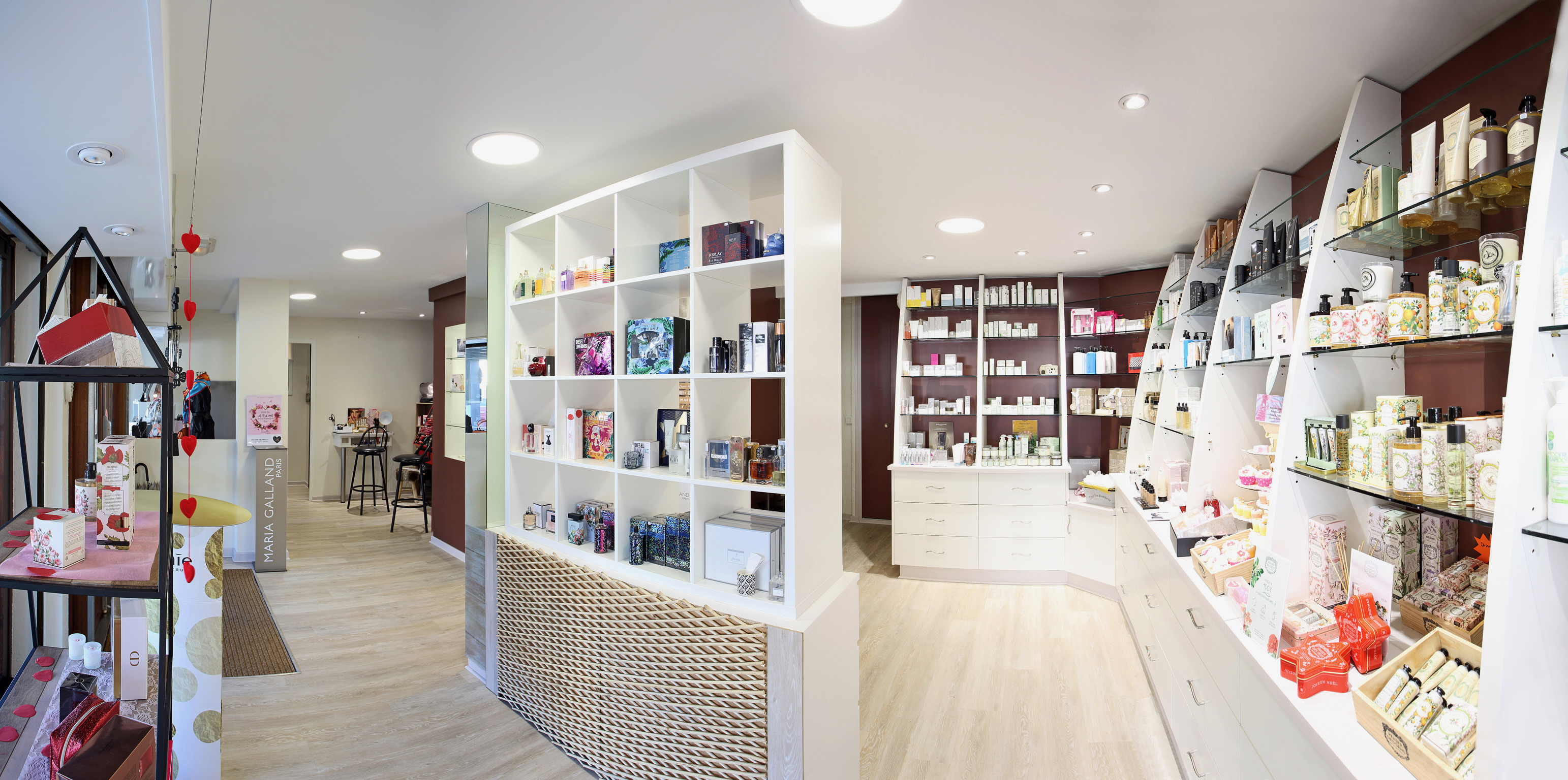 A vendre: Institut de Beauté Valgelon-La Rochette (73)

Institut clé en main idéalement situé en centre bourg.

Vous souhaitez reprendre un Institut avec une excellente clientèle fidèle et en constante évolution dans un cadre de travail agréable et bénéficiant d’un emplacement privilégié ?

Une institution dans le bourg puisque notre Institut est installé depuis plus de 50 ans.

Idéalement situé en centre bourg avec grand parking gratuit, surface 125m2, une cave permettant le stockage.

Un grand espace de vente
5 cabines de soin, nouvelles technologies: minceur, épilation définitive, anti-âge …

2 salariées.

Vente cause retraite


Points forts de l’Institut:
Emplacement / Parking gratuit
Grande surface de vente et les nombreuses cabines permettant la diversité des soins proposés
Excellente visibilité et renommée sur le secteur
Marques professionnelles essentiellement françaises
Accompagnement possible pour assurer une parfaite transmission.

CA 2024: 150 KE
Loyer 980€
Bail 3-6-9 renouvelable
Prix du fond : 105000€