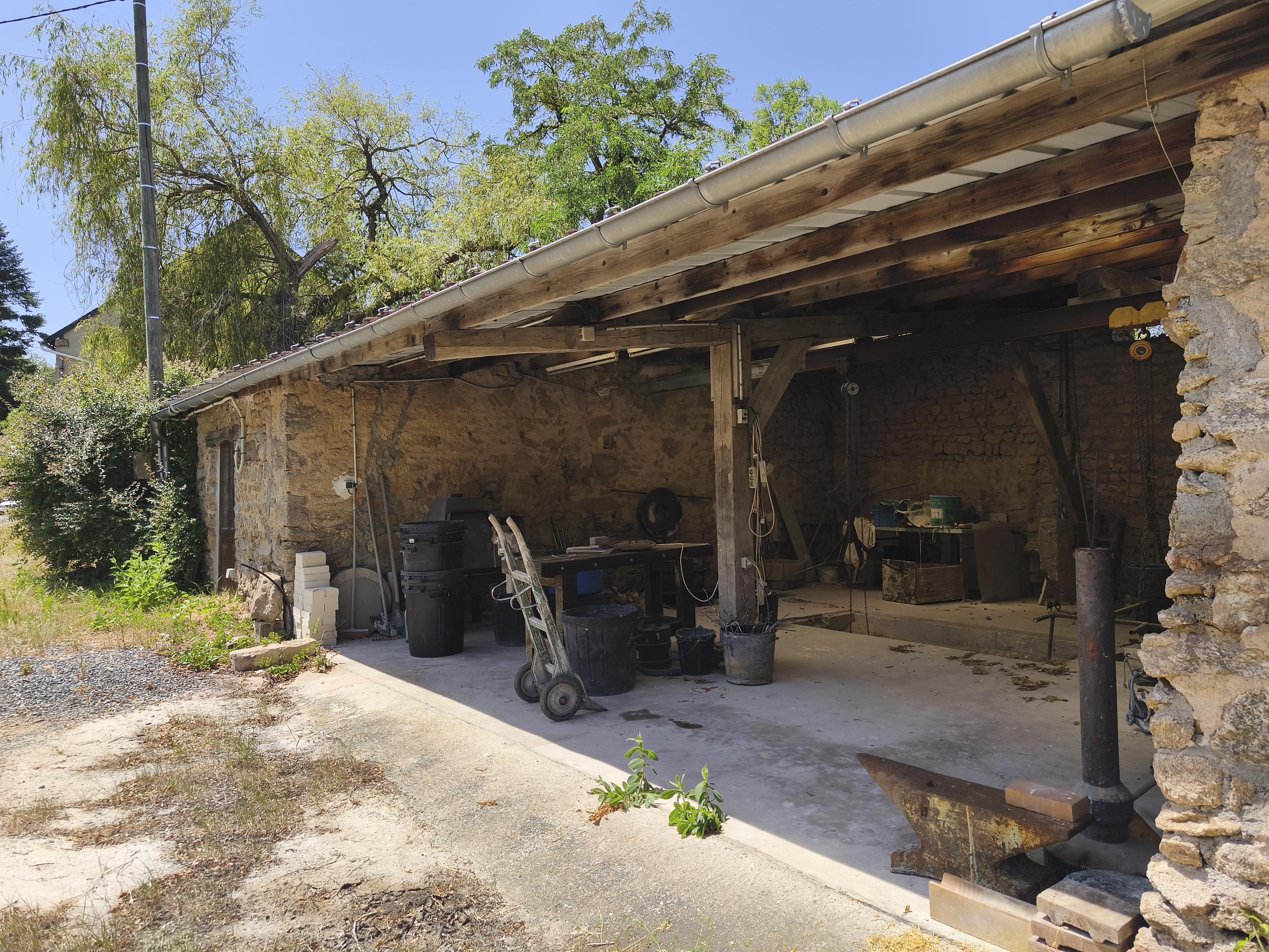 A VENDRE ATELIER DE SCULPTURE ET FONDERIE D'ART + CABINET DE THERAPEUTE - SECTEUR NORD CREUSE / PORTES DE LA CREUSE EN MARCHE - CHÂTELUS-MALVALEIX (23270) 

Après 37 années consacrées à façonner et à développer cet ensemble immobilier avec passion, les propriétaires souhaitent aujourd'hui le transmettre à de nouveaux porteurs de projet.

Située à 500 mètres du bourg de Châtelus-Malvaleix (23270), commune d'environ 550 habitants bénéficiant de l'ensemble des commerces et services de proximité (supérette, boulangerie, boucherie, pharmacie, pôle de santé, établissements scolaires, services bancaires et postaux, coiffeur, restaurants, station-service, etc.), cette propriété de caractère s'étend sur un terrain de 1,15 hectare dans un environnement naturel préservé.
Ses importants volumes et la diversité de ses espaces en font un ensemble immobilier particulièrement adapté au développement d'activités artisanales nécessitant de grandes surfaces, artistiques, culturelles, touristiques ou liées au bien-être, ainsi qu'à tout projet de vie associant activité professionnelle et cadre de vie privilégié.

L'ensemble immobilier comprend :
 - Une maison de caractère en granit de 152 m² habitables sur 3 niveaux ;
 - Un atelier d'artiste de 225 m² avec mezzanine ;
 - Une fonderie d'art de 80 m² ;
 - Un studio indépendant de 50 m² ;
 - Un cabinet de thérapeute de 20 m² ;
 - Un grenier aménageable de 145 m² avec plancher en bois massif et 5 vélux ;
 - Plusieurs dépendances : caves et cellier.

La maison principale, particulièrement lumineuse, offre 6 chambres et 9 pièces. Elle comprend une cuisine-salle à manger avec dallage en granit d'origine, un salon avec poêle de masse ouvrant sur la terrasse et le jardin, ainsi que plusieurs espaces de rangement.
À l'extérieur, le terrain attenant accueille un verger, deux étangs, un grand jardin, une serre dôme de
45 m² et une terrasse bénéficiant d'une vue dégagée sur la campagne creusoise.

La propriété est équipée d'une installation photovoltaïque comprenant :
 - 9 kW de panneaux solaires générant environ 3 000 € de revenus annuels ;
 - 3 kW supplémentaires dédiés à l'autoconsommation.

Chauffage par pompe à chaleur, chaudière gaz à condensation et poêle à bois.

Prix de vente : 287 000 € net vendeur – à négocier

📞 Renseignements : 06 75 05 25 98

Pour découvrir le bien : https://sculptureparismontreuil.com/maison-a-la-sagne/