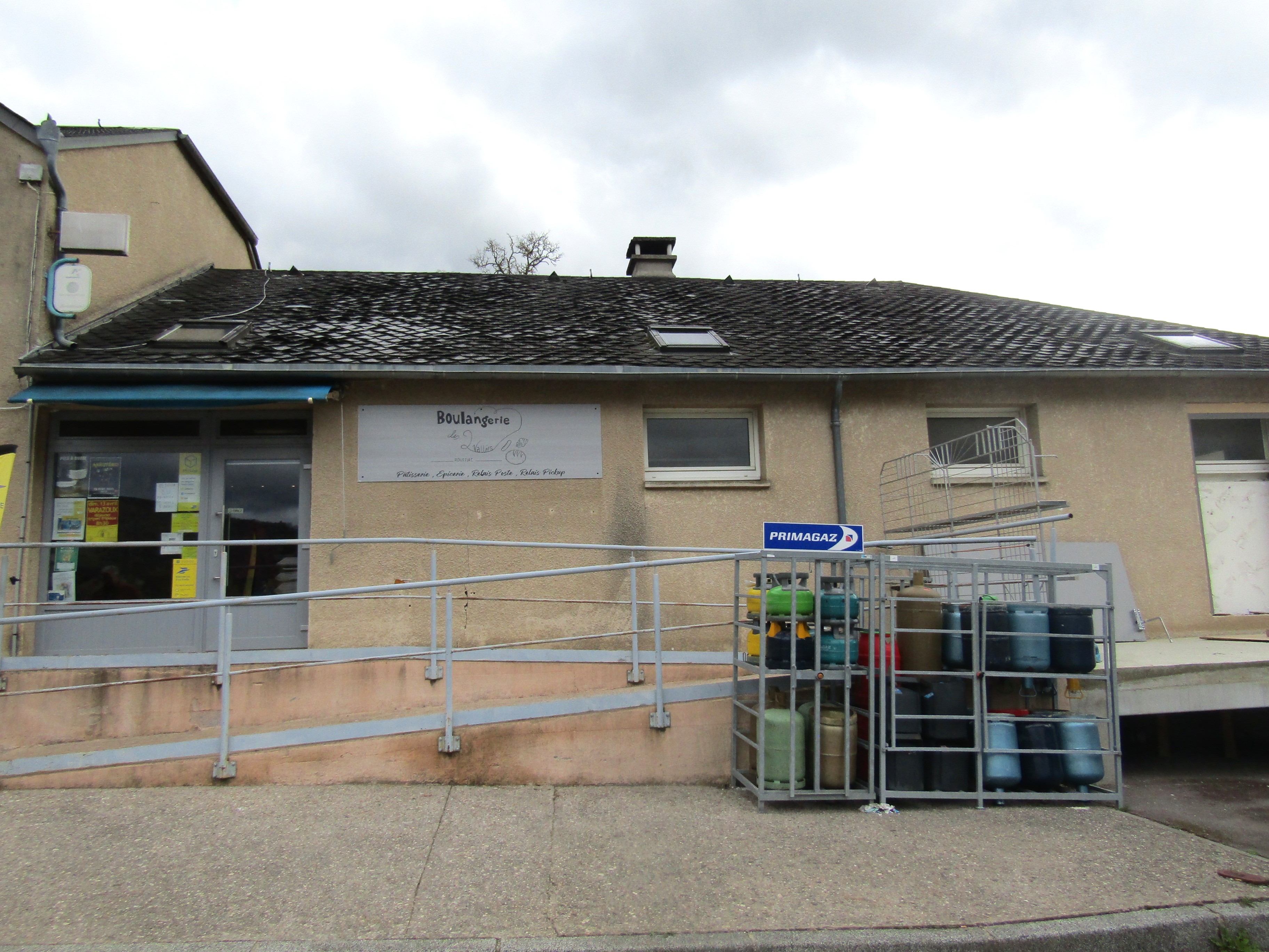 À reprendre, une boulangerie-pâtisserie avec une activité complémentaire d’épicerie d’appoint, à 10 minutes de Mende (Préfecture de la Lozère).
Très bon emplacement et accessibilité pour le magasin situé au croisement de routes empruntées quotidiennement par les habitants de cette vallée et passage touristique en été. Grand parking gratuit pour le pôle de commerces et de services. Clientèle de particuliers, essentiellement.

Le magasin de 30 m², refait à neuf en 2023, est attentant au fournil de production. Le labo pâtisserie de 20 m² et le fournil de 70 m² offrent des espaces de travail spacieux (le tout de plain-pied). Les locaux sont aux normes et équipés. L’entreprise dispose de l’essentiel du matériel d’exploitation : fours, pétrin, laminoir, façonneuse… 
L’activité de boulangerie est complétée par une activité d’épicerie (sans enseigne) ainsi que par un service de vente de gaz. Depuis deux ans, elle fait également office de bureau de poste et de point relais PickUp. L’entreprise peut encore être développée.

Bail commercial  : 750 € HT /mois
Vente du fonds de commerce : 90 000 € négociable