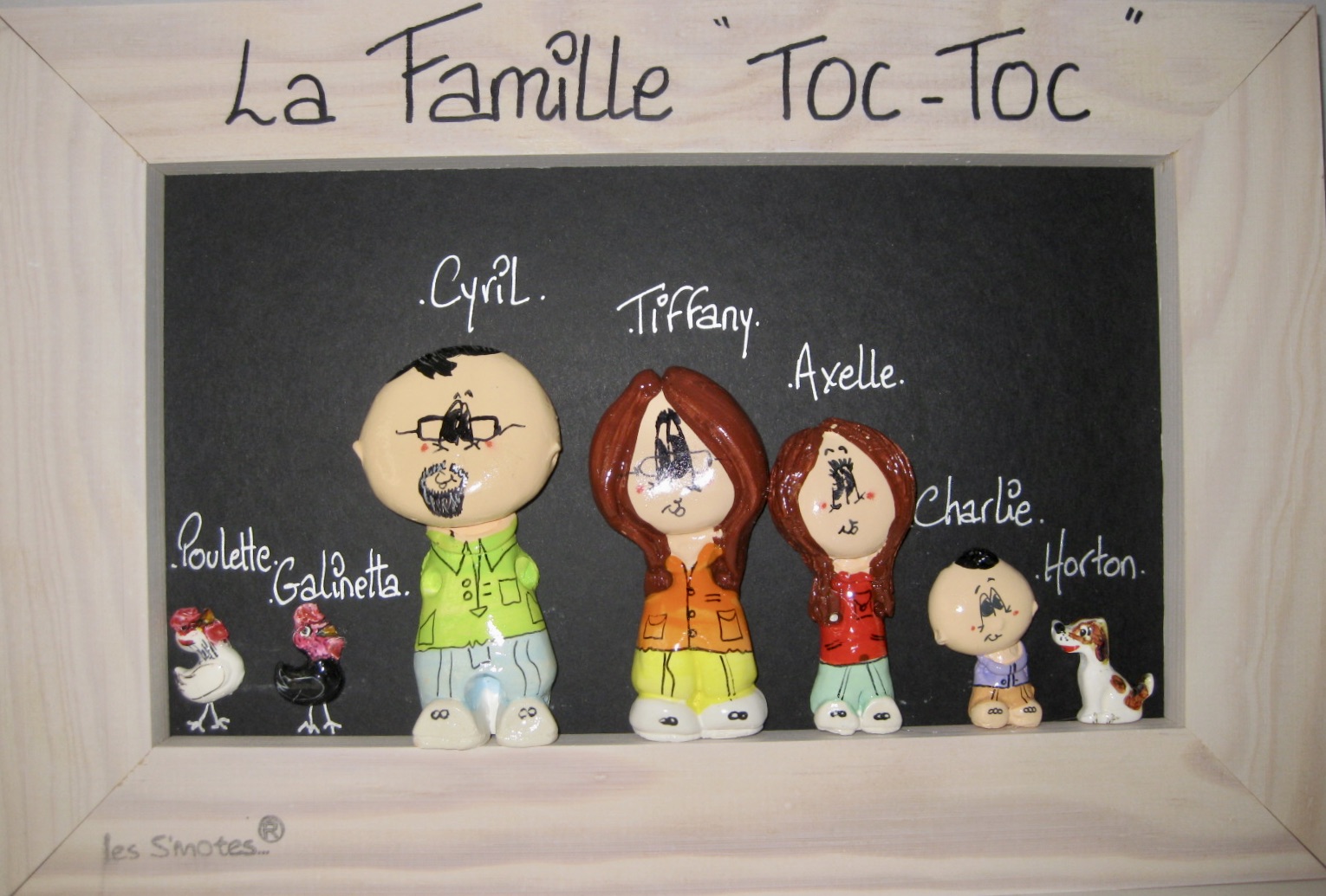 Petits personnages en plâtre céramique en 3D représentant le papa, la maman, les enfants, les animaux de compagnies pour créer votre portrait de famille. 
Artisanat 100% français et fait main personnalisé  à la demande du client .
Cadres en bois des Landes avec déclinaisons pour le cadre de Mariés et le cadre de Naissance Vente sur un site internet et sur les divers marchés de Noel de France et autres. Possibilités de développer le produit sur d'autres supports tel que tee-shirts  mais aussi en boutique bébé
Marque déposée à L'OHMI  dessins et modèles déposés étalement concept du de l'arbre généalogique