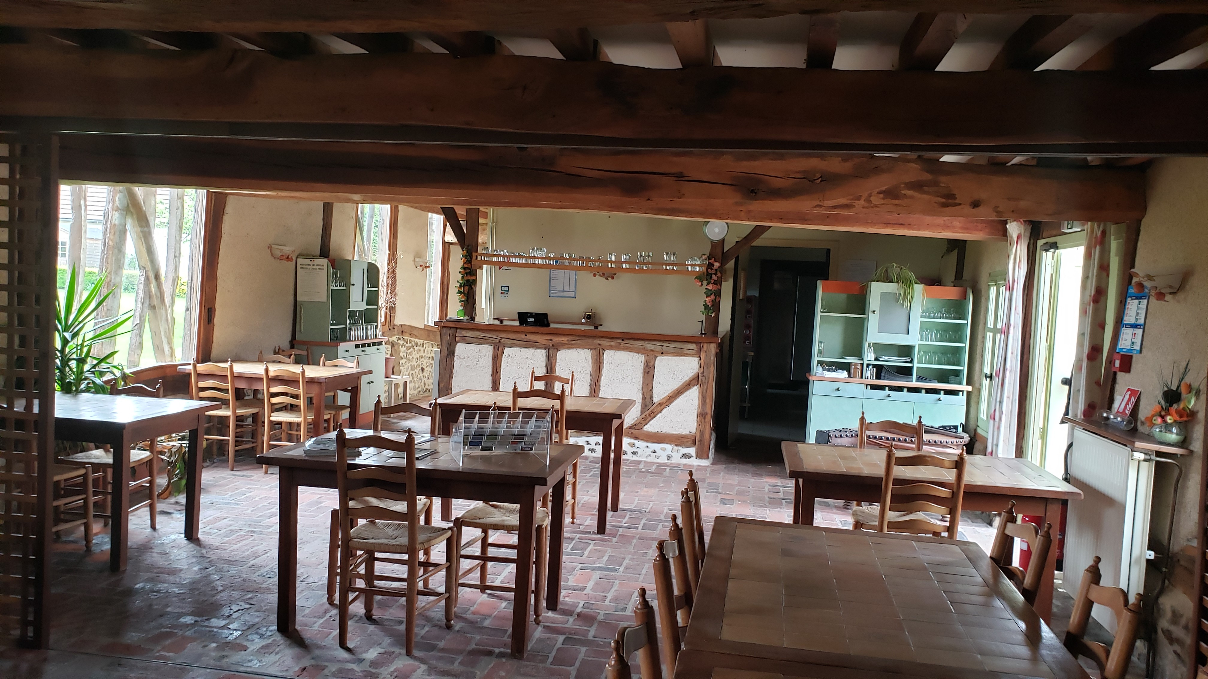 A louer bâtiment construction type Pays d'Auge à usage de restaurant traditionnel ou de crêperie, prêt à accueillir les visiteurs, clientèle à développer dans une petite cité de caractère. L'ensemble est situé sur une ancienne ferme cidricole devenue un site touristique avec un gîte, un écomusée , un verger conservatoire et une médiathèque.
La cuisine est toute équipée et les extérieurs sont entretenus par la collectivité.
Libre de suite.