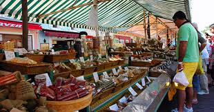 A vendre 735 000 euros, le fonds de commerce d’une grande boulangerie située au coeur du Vieux Nice, cours Saleya.

Boulangerie avec une superficie de 150m2 et un stand de 20m2 à l’année au coeur du marché du cours Saleya. Elle dispose aussi d’un laboratoire alimentaire pour faire des plats à emporter et du snacking.

Un appartement de deux pièces est vendu avec le fonds de commerce.

CA 1 200 000 euros par an.
CA/jour 4 000 euros.
Surface 150m2

Plus de 200 000 euros de matériel de boulangerie, pâtisserie, sandwicherie. 8 mètres linéaire de vitrine

Horaires 6h à 19h30 du lundi au dimanche.

Stand sur le cours Saleya, pendant les horaires du marché 7h à 13h.

Prix de vente 735 000 euros