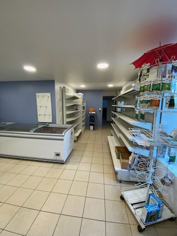 Recherche gérant pour commerce BAR-TABAC-FDJ sur la commune de Mézières-sur-Ponthouin (72290). Soirées à thème peuvent être organisées. Grande salle, petite cuisine, coin épicerie, salle à l'étage.
Loyer 400 €. Pour tout renseignement, s'adresser à la mairie 02 43 97 45 23