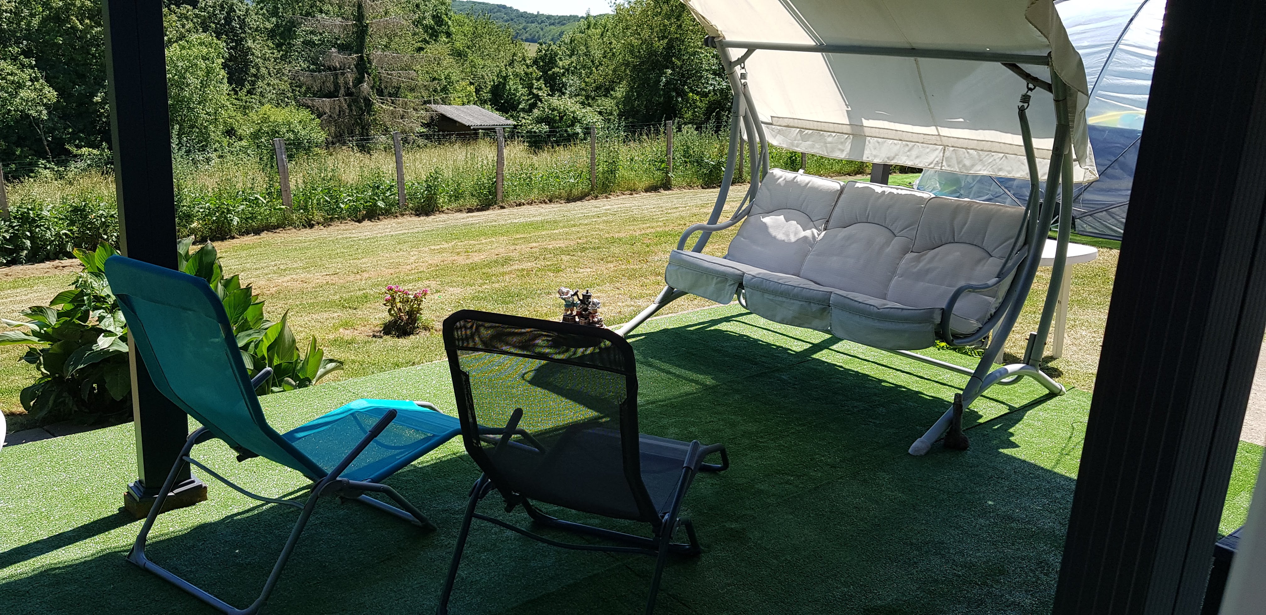 URGENT CAUSE SANTE !  70 000,00 EUROS 23% DU CHIFFRE D’AFFAIRES (Chiffre d’affaires 304 000 Euros) ! Loyer commerce 1203,06 euros, loyer maison 601,44 euros. A vendre boulangerie pâtisserie snacking, licence IV et tabac (possibilité de l’arrêter), possibilité restaurant, bar tabac…., gros potentiel !
FERMETURE SAMEDI ET DIMANCHE. Ouverture du lundi au vendredi 7H00 19H00. 6 semaines de congés annuel.
1 vendeuse temps plein. 1 pâtissière 38h50.
FOUR AU FIOUL très bien entretenu, COMPTEUR BLEU
Travail avec le passage et les usines aux alentours Axe routier national 10. Grand parking.
Contrôle Véritas février 2025 vierge. 
Bail jusqu’en septembre 2027.
10 quintaux.
Chiffre d’affaires 304 000 Euros.     Prix de vente 70 000 €.
Possibilité d’acheter les murs via les propriétaires.
Très bonne affaire avec plein de possibilités, beaucoup de potentiel et de développement possible. Belle salle de snacking pouvant accueillir 14 personnes + terrasse d’environ 20 personnes.
Grande surface de vente, machine à café, vente de produits artisanaux et locaux et vente de produits de première nécessité qui peut être développée.
Vente du journal de la région mais la presse peut être développée également.
Labo pâtisserie et snacking, 1 fournil, vestiaires homme et femme avec WC. La disposition est faite en sorte que la marche en avant soit respectée. Tous les compresseurs froids ont moins de 6 ans sauf vitrine snack et une chambre de fermentation. Les cuves à fioul sont aux normes avec une réserve toute utilité.
Pour plus d’informations et de photos n’hésitez pas à nous contacter.
Labo pâtisserie :
Congélateur surgélateur Bongard 4 portes de 2020.
Chambre froide d’environ 6m2.
Tour réfrigéré 4 portes.
Four ventilé 4 plaques Panimatic.
Étuve Panimatic 12 plaques.
Batteur 20L.
Lave main à cellule.
Congélateur bahut.
2 fenêtres vue sur la vallée.
Chauffe-eau de 2023.
Fournil :
Pétrin Phebus de 40 litres de pétrissage axe oblique.
Diviseuse JAC rectangulaire 20 pâtons.
Façonneuse Bongard.
Repose pâtons JAC BM230.
2 chambres de fermentation contrôlée Panimatic.
Plan de travail bois avec laminoir Panirecord.
Four Bongard Cervap à fioul avec système de buée refait avec adoucisseur.
Lave main à genoux.
Porte sur extérieur et 2 lucarnes.
Couloir :
3 congélateurs portes.
Petite réserve ou possibilité d’en faire une douche (déjà installée).
Vestiaire homme avec toilettes
Vestiaire femme avec toilettes
Boutique :
Vitrine négative de vente.
Double vitrine positive.
Vitrine à boisson.
Vitrine pâtisserie 1m30 de long.
Vitrine viennoiseries 1m30 de long.
Vitrine snacking 2m10 de long.
Rayon à pain en fer forgé.
Microns ondes.
2 climatiseurs réversibles.
Point d’eau avec évier.
Trancheuse à pain.
Un meuble vitrine pour les produits locaux.
2 meubles vitrines.
Machine à café libre-service (café grain) sans contrat appartenant à la boulangerie.
À l’entrée un bar.
Une réserve arrière-boutique pour tabac, boisson, emballage…. Qui descend sur un grand garage (personnel) avec un ancien caisson actif pour stockage sec et celui-ci dessert une pièce pour le stockage de 2 grands congélateurs bahuts pour la boulangerie, et une grande pièce pour le stockage de la boutique (matériel éphémère …)
Porte d’entrée et de sortie vitrées et 3 ouvertures de murs vitrées.
Très belle luminosité.
Salle de snack :
Capacité 14 places.
Grande baie vitrée double porte sur terrasse. 
Côté personnel (environ 110m2) :
Belle habitation qui est attenante à la boulangerie mais avec entrée personnelle séparée et distincte.
La liaison entre le perso et le pro se fait par une pièce d’eau et WC.
3 chambres.
1 SDB baignoire avec WC et velux.
La cuisine et salle à manger est en contrebas du salon et donne directement sur une terrasse d’environ 40m2 sans vis à vis avec vue dégagée.
Pièce attenante à la cuisine (qui peut servir de buanderie).
Pièce chaufferie avec chauffage fioul et cave.
Le tout sur terrain d’environ 4000m2 reparti entre parking, jardin (env. 500m2) et clôturé et terrain attenant.
Système d’épuration en fosse septique accessible.
Grand portail qui permet de rentrer les véhicules dans le jardin.
Ensemble propre et entretenu.
Grenier non isolé sur toute la longueur du bâtiment.