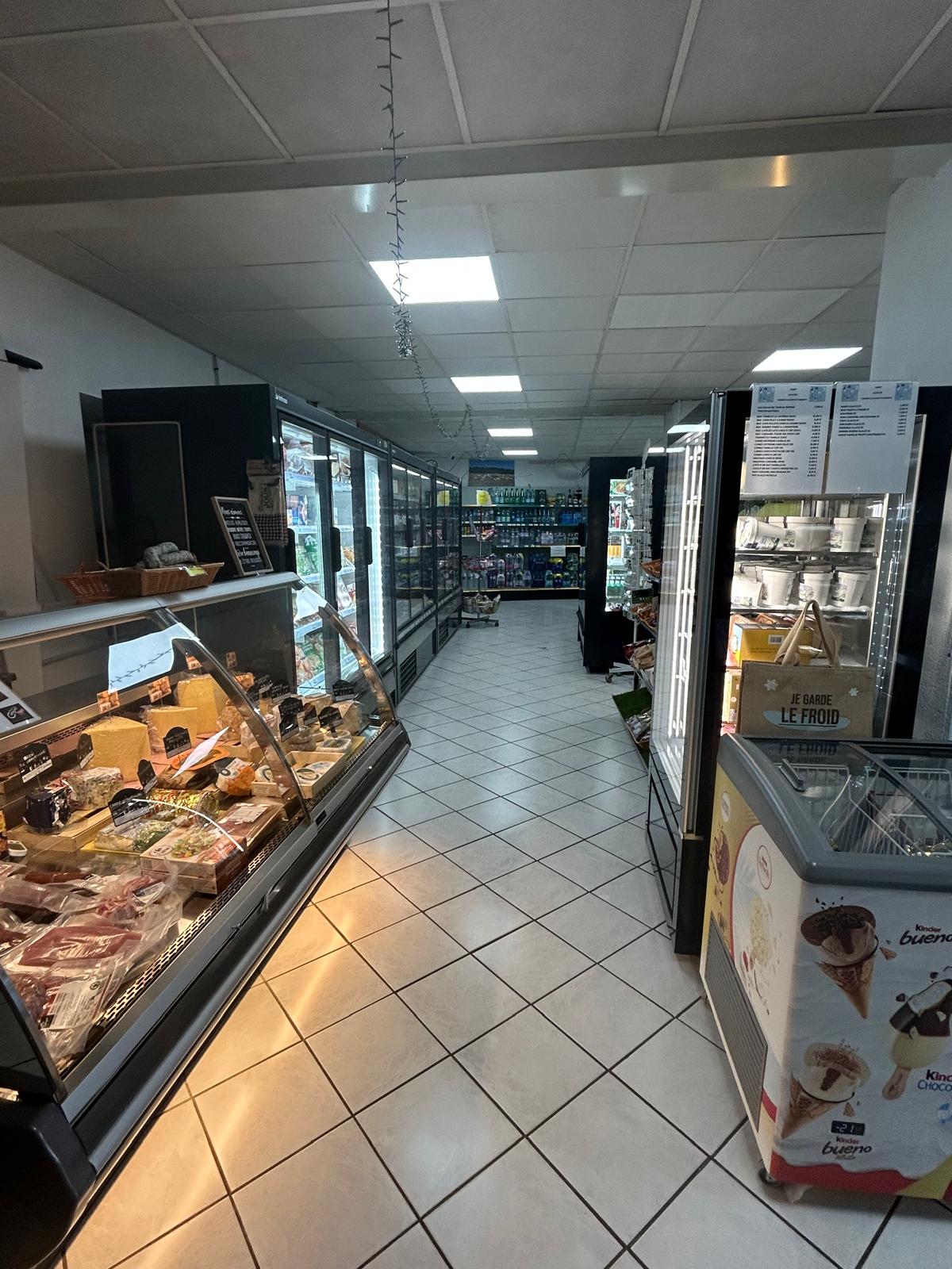 Vous avez le projet de reprendre une activité dynamique et essentielle au cœur d’un village du Nord Aveyron ?

Ce commerce de proximité, stratégiquement situé au centre du village, répond aux besoins quotidiens des habitants : alimentation, tabac, presse, jeux FDJ, gaz.

POINTS FORTS : 
Chiffre d’affaires 2024 : 397 000 €
Activité diversifiée garantissant une rentabilité pérenne
Bail commercial 3-6-9, loyer mensuel 400€
Emplacement stratégique :  visibilité et passage
Magasin exploitable en l’état, prêt à accueillir son nouveau repreneur
1 fournisseur principal + producteurs locaux pour valoriser le territoire
Clientèle locale, clientèle de passage et forte clientèle touristique en été avec la notoriété du plateau de l’Aubrac
Sans concurrence directe.

PROJET DE REPRISE IDEAL POUR :
Un couple de repreneurs souhaitant s’investir dans un projet solide
Ou
Un repreneur  accompagné d’un salarié pour assurer la continuité
Localisation : au cœur du village, dans un environnement convivial et porteur.
Une opportunité rare pour continuer l’aventure d’un commerce bien développé et devenir acteur de la vie locale !

Contactez-nous dès maintenant pour plus d’informations et visiter ce commerce.