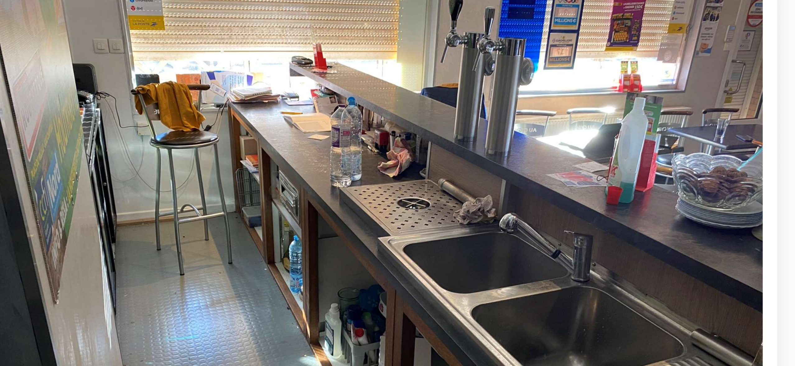 Cette affaire historique nichée dans un joli village des Flandres attend ses repreneurs.

Véritable "poumon" économique du village, son statut de "café rando" en fait un lieu incontournable à qui voudra découvrir cette superbe région.

Investissement idéal pour un couple de commerçant souhaitant y mettre leur énergie et leur joie de vivre.

Avantages de la campagne, tres grand logement, parking....