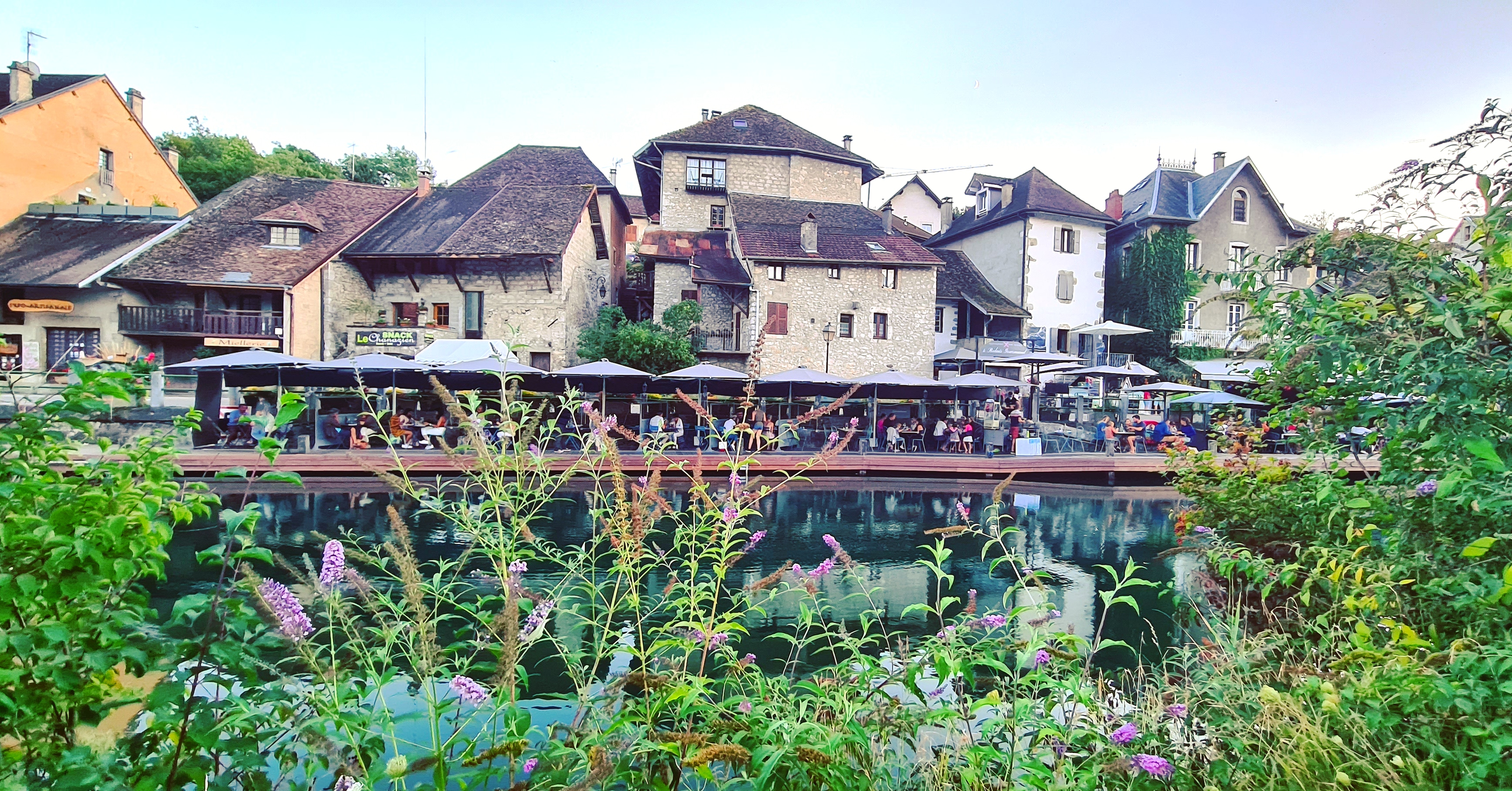 Situé en plein cœur du village touristique de Chanaz en Savoie, établissement avec sa terrasse au bord du Canal de Savières dans une zone à forte fréquentation touristique, en constante progression chaque année (300 000 visiteurs par an) 

Village très proche du Lac du Bourget, plus grand lac naturel de France, du Rhône, au bord de la Viarhona et du chemin de St Jacques de Compostelle. Au plus proche des balades en bateau, le canal de Savières reliant le Rhône avec le lac du Bourget. Nombreux artisans présent dans le village.

Très forte clientèle de locaux de Savoie et de Rhône alpes (25 min Aix les Bains, 40 min Chambéry, 45 min Annecy, 1h Geneve, 1H20 Grenoble, 1h30 Lyon) mais également large clientèle étrangère : Suisse, Allemagne, Italie, Néerlandais, ...)
Clientèle locale fidèle + afflux touristique saisonnier assuré

Vente du Fonds de commerce comprenant le restaurant, le bar, la vente à emporter, les chambres

Restaurant en excellent état, cuisine pro de 50 m² avec extraction 65 mm
Capacité : 40 couverts en salle, 120 en terrasse (jusqu'à 180 en période estivale)
Licence 3e catégorie - Ticket moyen : 35 € le midi / 40 € le soir
9 chambres d'hôtes attenantes sur 2 bâtiments, idéales pour diversifier l'activité (possibilité de loger 30 personnes sur 2 maisons, local vélo (labélisé accueil vélo et clévacances
Environnement familial, commodités et écoles à proximité

Activité saisonnière (mars à octobre) avec une ouverture possible à l'année grâce aux chambres
Chiffre d'affaires en progression constante
Affaire rentable avec un fort potentiel de développement (prolongation de la saison, événements privés, agrandissement, valorisation digitale...)

Un lieu authentique et plein de charme, idéal pour un couple d'exploitants à la recherche d'un cadre de vie unique et d'une activité clé en main au cœur d'un site touristique majeur.
Possibilité d'acquérir les murs tout de suite ou plus tard
Possibilité de commencer en location gérance sous conditions
Possibilité de louer ou d'acheter des biens dans le village voisin pour loger les futurs acquéreurs et/ou leurs employés
www.le-doux-nid.com