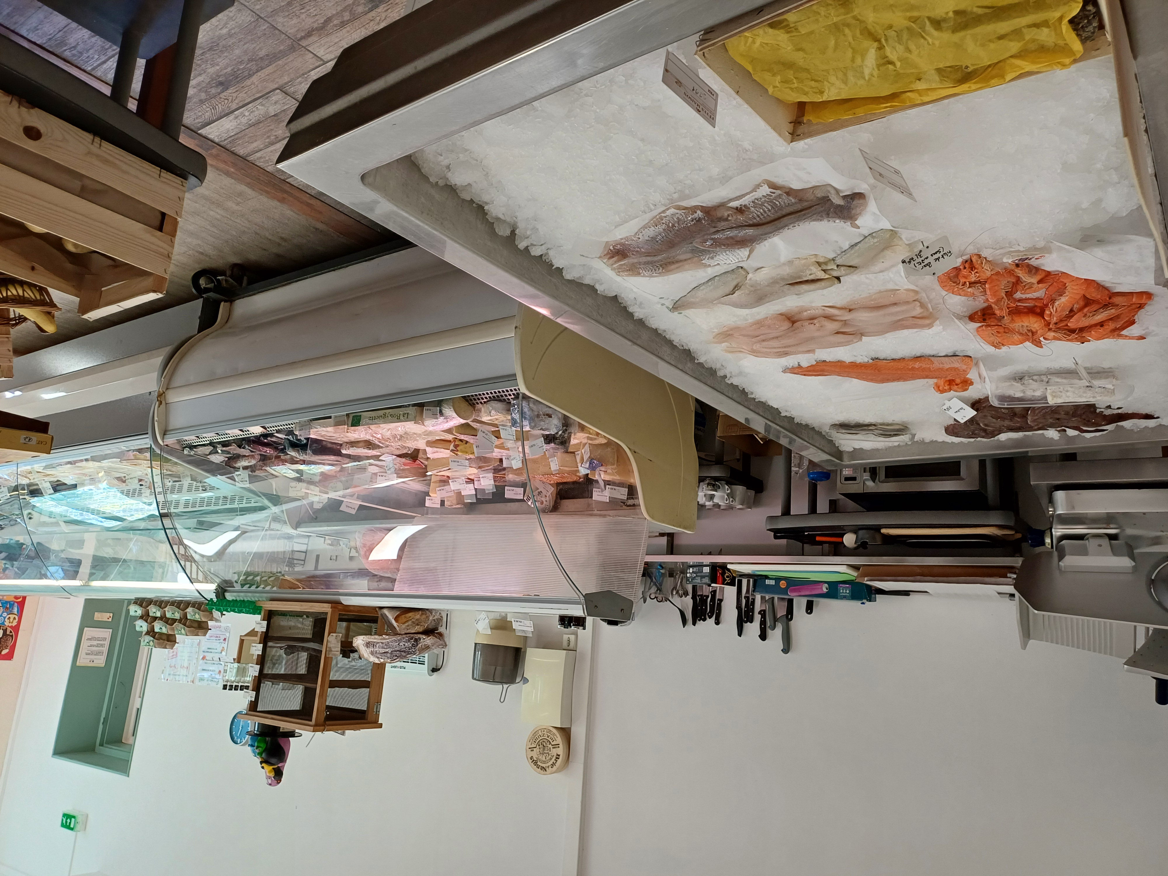 Épicerie de village proposant plusieurs services,  tels que : épicerie avec produits frais et locaux,  pizza à emporter,  traiteur, brasserie car possède la licence IV et une épicerie ambulante qui sillonne la campagne. 
Possibilité de se développer encore plus.
L'établissement est situé sur un axe passant et à un parking.