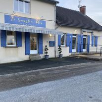 La commune de Montmort recherche un exploitant pour son Restaurant (avec Licence IV) à compter du 1er novembre 2024.
Salle de Restaurant de 40 couverts + terrasse de 50 couverts.
Clientèle locale recherchant une cuisine créative et de qualité. 
Conviendrait à un couple de par la difficulté de recruter du personnel.
Possibilité de développer une activité de traiteur avec salle communale à proximité.
Entre Charolais et Morvan, située à 40 kms de Paray-le-Monial et d'Autun, la commune de Montmort possède de nombreux chemins de randonnée très convoités.
Cuisine et salle équipées, pas d'investissement à prévoir pour le preneur.
Possibilité de se loger à l'étage avec 2 pièces et sdb.
Bail dérogatoire avec loyer de 500 € /mois comprenant immobilier commercial, logement, équipement et licence IV.