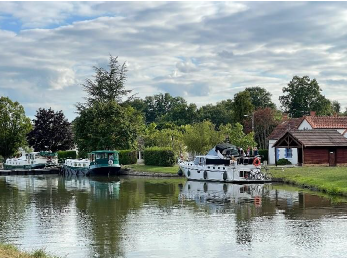 La commune de GARNAT SUR ENGIEVRE recherche actuellement un.e candidat.e à la gérance du café restaurant multi services.

Les candidatures de binômes sont encouragées. Le/la gérant.e peut en effet être accompagné.e d’une personne salariée par le café. Nous recherchons avant tout des personnalités garantissant la convivialité du lieu, capables de co-construire les services de proximité répondant aux besoins identifiés en lien avec la commune, en adhésion avec les valeurs de l’économie sociale et solidaire.

Des qualités de gérant, de commerçant ainsi qu’une réelle volonté d’entreprendre sont clés pour ce poste.
La restauration étant une activité socle pour ce projet, les candidats devront justifier d’une expérience en cuisine, et une bonne maîtrise des techniques culinaires. Les autres services pressentis sont : café – épicerie – dépôt de pain - relais colis – presse -fdj.
Logement à disposition – double terrasse et jardin clos.
Cuisine professionnelle équipée neuve.

Faire du café/restaurant un espace de convivialité multiservice qui proposera une gamme de services de proximité.
Si vous souhaitez vous lancer dans une aventure entrepreneuriale au service de la convivialité alors portez-vous candidat !