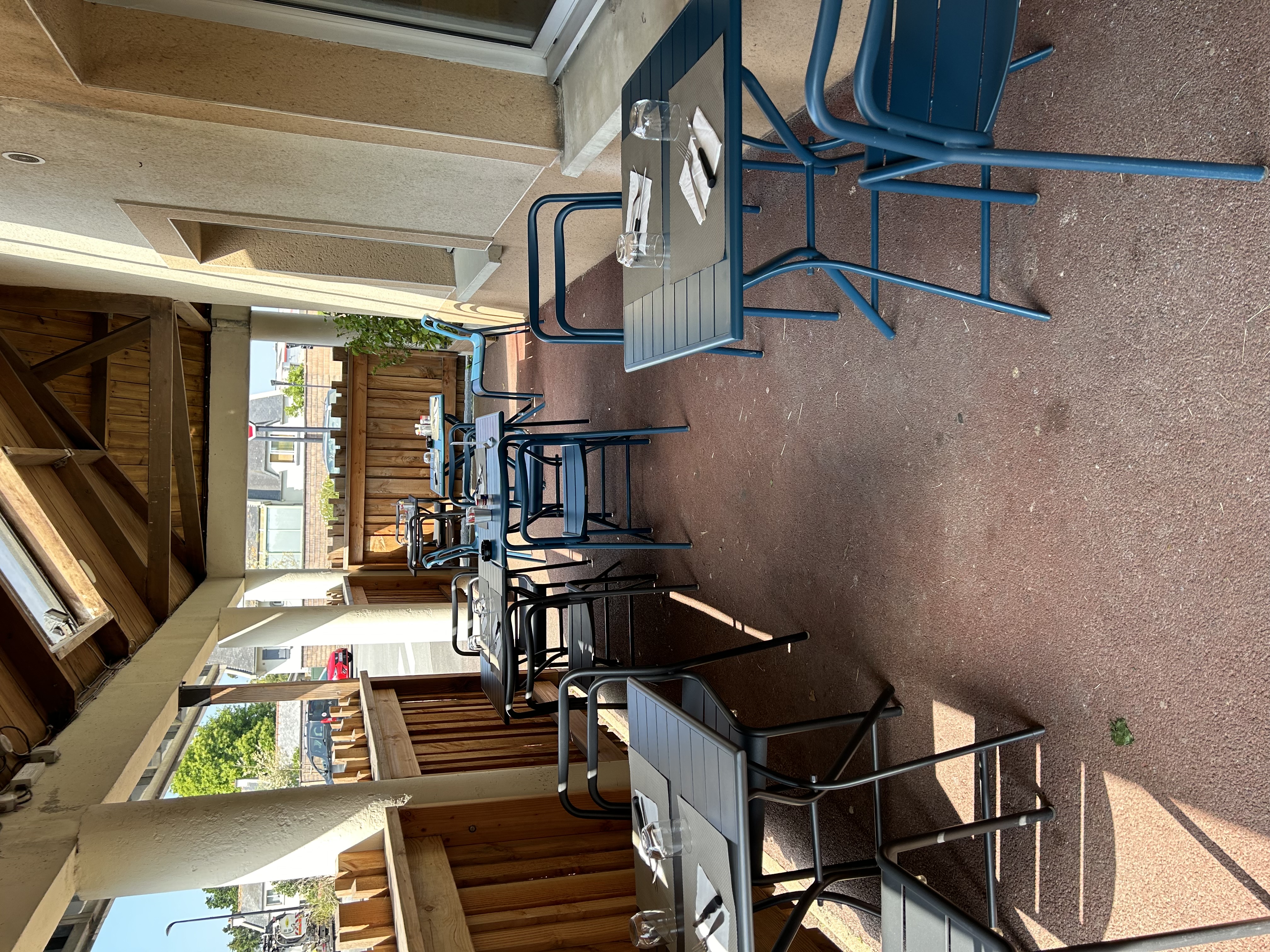 Vend Bar restaurant , murs et fonds, dans une commune de 3200 habitants, proche de Morlaix, sur un axe passant entre Finistère Nord et Sud.
Établissant entièrement rénové en janvier 2022, capacités de 70 couverts intérieur et 40 en terrasse, chiffres d’affaires en net progression depuis 2022, aujourd’hui n’est pas exploité à 100%, ouvert du lundi au jeudi de 7h30 à 14h00 et le vendredi et samedi jusqu’à 21h00.
Possibilité de développer les après midi et le soir en semaine.
Type de restauration, pizzas, burgers, plats cuisinés.
A l’étage un appartement en duplex entièrement rénové en 2023, il se compose de 5 chambres, 2 salles de bains, 2 wc, séjour / salon, cuisine équipée, balcon de 10m2