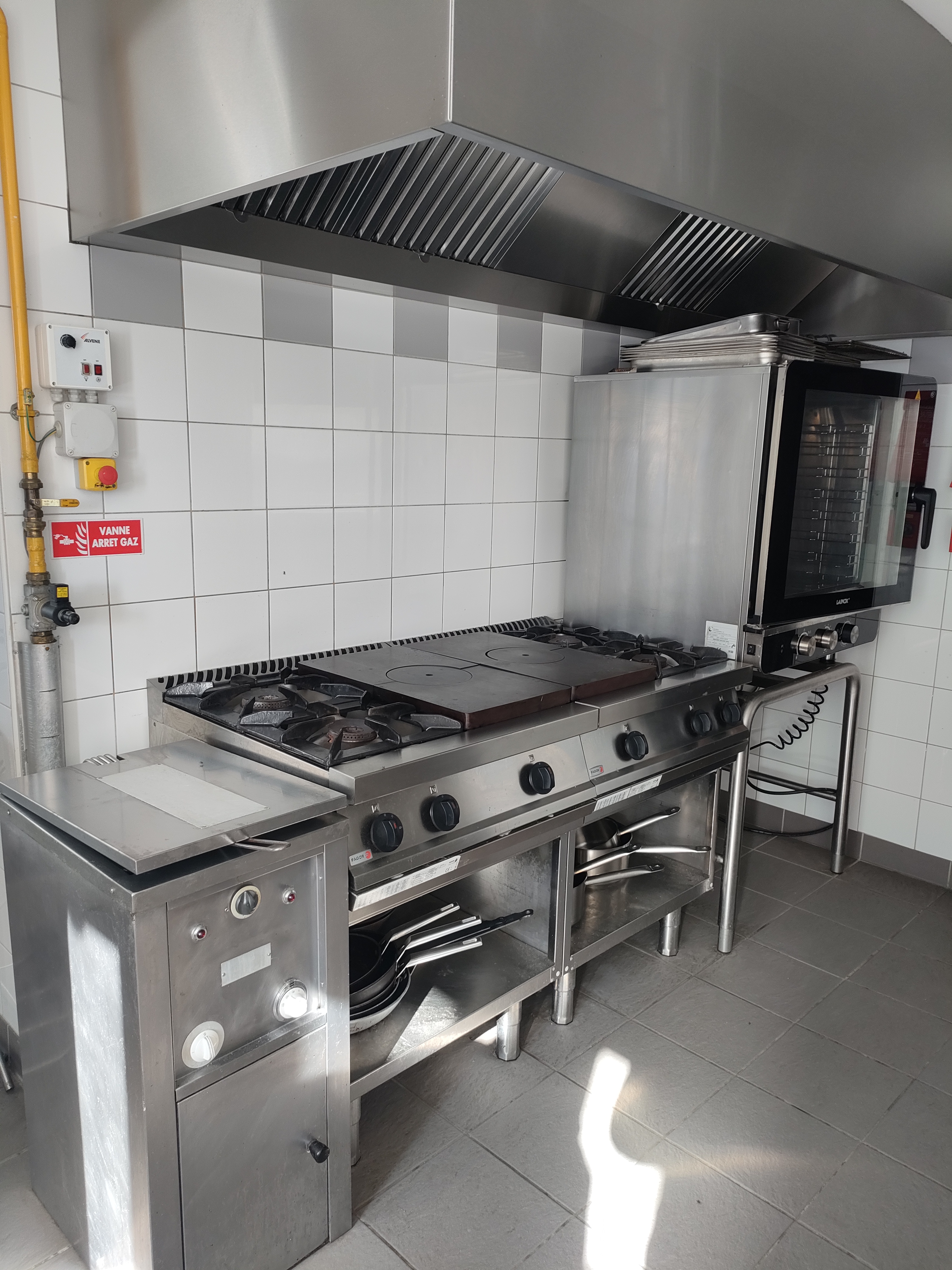 Recherche exploitant en location-gérance du Bar/Restaurant "Le Roc Blanc" à Sainte-Agathe (Puy-de-Dôme).

Soucieuse de proposer à la population locale des services de proximité et un lieu de convivialité, la Commune de Sainte Agathe, avec l’appui de la Communauté de Communes Thiers Dore et Montagne, a créé un bar-restaurant « Auberge le Roc Blanc », véritable lieu de vie.
Le bar restaurant était exploité jusqu’à aujourd’hui par un professionnel de la restauration. Celui-ci partant sur un autre projet, la commune recherche un nouveau professionnel pour exploiter et développer cette activité située dans Le Bourg de Sainte-Agathe (63120) au 3 route du Bourg.

Descriptif du local :
Le bar-restaurant est situé en rez-de-jardin à l’arrière du bâtiment de la Mairie, sur la route du Bourg (RD102). 
Les locaux d’une surface totale de 120 m² ont été entièrement rénovés en 2017 et sont aux normes d’hygiène et de sécurité en vigueur.
Stationnements devant le restaurant ou sur la place de l’église, à proximité.
Le bar-restaurant Le Roc Blanc possède une terrasse (environ 18 couverts) avec une vue panoramique sur le Roc Blanc et la campagne environnante.
Les locaux se composent :
-	d’une salle de bar-restaurant d’une capacité de 60 couverts (61,30m2) et équipée de rayonnages (en cas de banquet important, une salle communale, attenante au restaurant, peut accueillir 40 couverts supplémentaires)
-	d’une cuisine entièrement équipée de 21,20m2,
-	d’une réserve de 3,45m2,
-	d’un hall d’accueil de 7,70m2
-	d’un vestiaire avec sanitaires de 4,40m2
-	d’un dégagement de 13,80m2
-	d’un rangement de 2,60m2 dans la montée d’escaliers
-	de sanitaires aux normes
Le futur exploitant disposera d’une licence IV donnée en jouissance (mais restant la propriété de la commune).
L’aménagement extérieur comprend :
-	la matérialisation d’une place de stationnement et d’un cheminement pour personnes à mobilité réduite,
-	une dalle béton pour l’aménagement de la terrasse
-	une micro station d’épuration propre au restaurant
-	un bac à graisses
-	des panneaux de signalisation indiquant la présence du restaurant
Il n’y a pas de logement proposé avec le local commercial. Cependant, des possibilités de logement sur la commune existent.
Le futur exploitant sera lié à la Commune de Sainte-Agathe par une convention d’occupation temporaire. Le loyer s’élève à 220 € TTC par mois (en plus : contrats individuels d’électricité et de gaz citerne) pour les murs et l’exploitation du fonds de commerce.

Descriptif de l’activité
Sainte-Agathe est située à proximité de nombreux sites et villages plus importants (Bassin thiernois, villages de la montagne thiernoise…) mais reste légèrement en retrait des principaux axes routiers. Cependant, par sa situation au cœur du Parc Naturel Régional du Livradois Forez, Sainte-Agathe est un territoire qui séduit la clientèle touristique avant tout pour sa nature, par la présence à proximité de sites naturels, notamment le Grün de Chignore et son panorama, ainsi que de nombreuses activités de randonnée avec la présence de sentiers balisés, sentiers de découverte autour de thématiques propres au patrimoine et à la faune et la flore locale et enfin l’organisation de balades accompagnées, encadrées par un guide, en période estivale de juin à août.
Le cadre séduit également une clientèle de proximité (zone de chalandise de 20 000 personnes) qu’il s’agit de fidéliser par une cuisine et un accueil de qualité, voire une offre d’animations.
Le référencement, la réputation et l’e-réputation sont des éléments à prendre en compte sur une affaire comme le bar-restaurant le Roc blanc. Aujourd’hui, le restaurant est noté 4,7/5 sur Google (45 avis).
A l’heure actuelle, le Roc blanc n’est qu’un bar-restaurant mais une offre complémentaire de services peut être développée.
Clientèle possible : population locale, entreprises, associations, clubs, touristes. 
La Commune attend du professionnel qu’il propose un véritable lieu de vie où la clientèle peut trouver une cuisine traditionnelle, de qualité, un accueil convivial, des services de proximité et des animations. 
Le lieu offre un potentiel d’activité qui a été démontré par les exploitants précédents. Il ne demande qu’à être développé par un professionnel qui saura se rendre disponible pour sa clientèle et se doter des moyens nécessaires pour améliorer le chiffre d’affaires. (Cela reste une petite affaire en milieu rural).