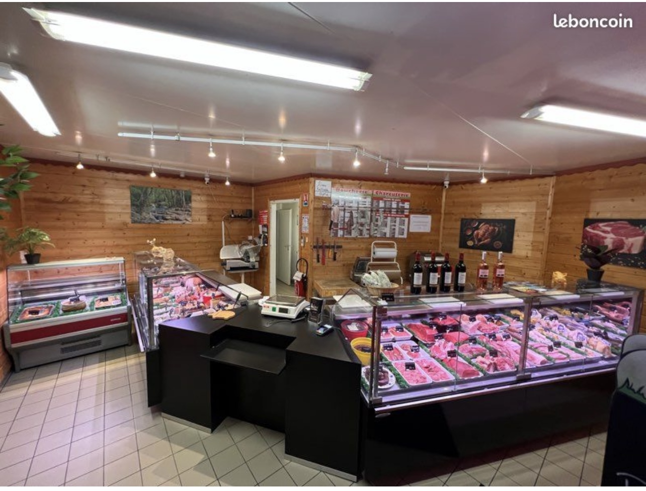 À vendre cause santé,fond de commerce de boucherie charcuterie traiteur.
Petite commerce de village avec toutes ses commodités ( boulangerie, épicerie, pharmacie, coiffeurs, banque, école magasin de bricolage, nombreuses entreprises etc…).
Affaire saine et viable, prête à démarrer.
Tout le matériel reste et est en bon état.
Pas de concurrence ni de grande surface à proximité.
Exonération d’impôts pendant 5 ans puis 3 ans dégressif.
Logement de fonction.