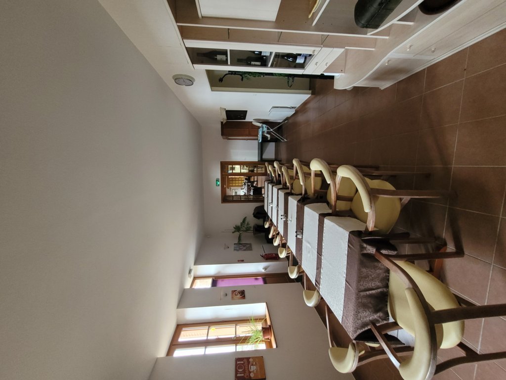 Restaurant situé en plein bocage bourbonnais , à proximioté A71/A79, idéal pour couple ,avec logement au dessus du restaurant .
Nous mettons en vente notre fond de commerce à 40000€ négociable.
Chiffre d'affaire constant sur les 3 dernieres années (100k) 
Restaurant avec une clientèle fidèle, locale  et touristique.
Loyer des murs actuellement à 700€TTC (restaurant et logement) 
Location avec un bail commercial 3/6/9 avec la Mairie de la commune.
N'hésitez pas à prendre contact avec nous pour plus de renseignements .