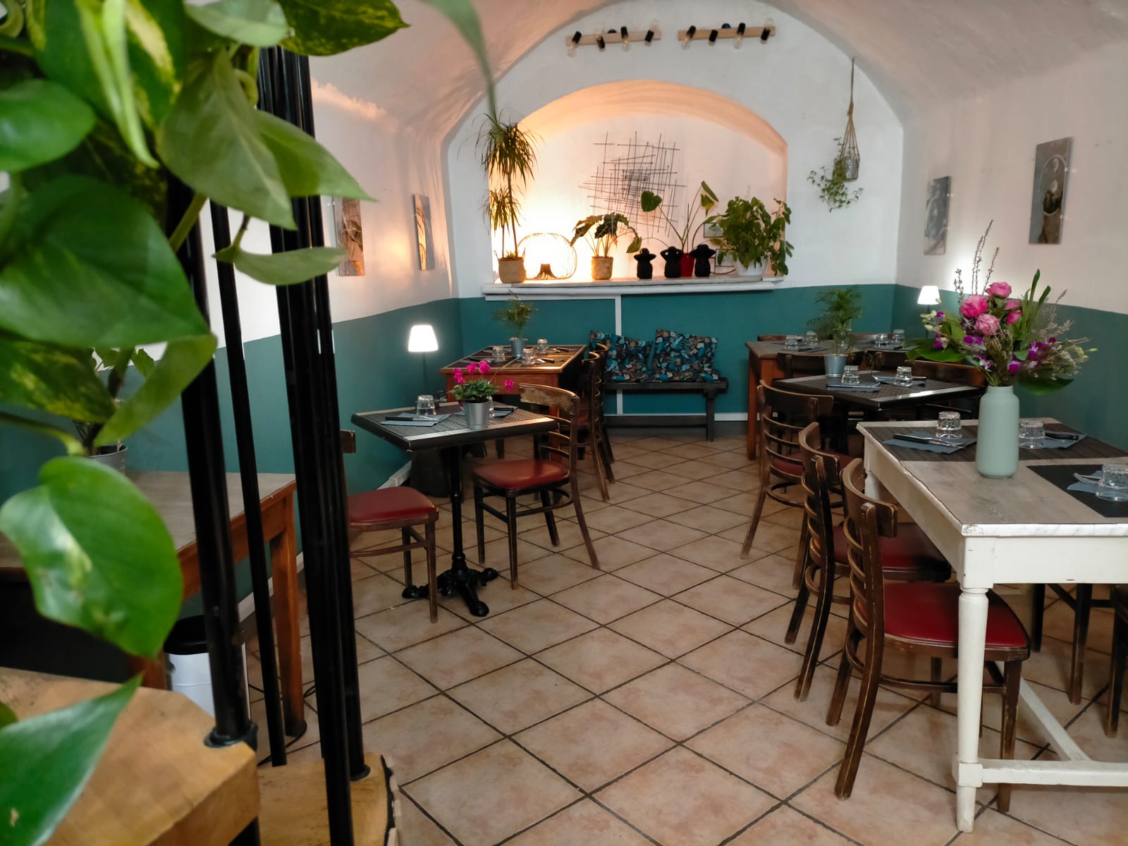 Pour raison de santé, cède fond de commerce d'un restaurant traditionnel qui est également la cantine scolaire de l'école du village.
Le restaurant bénéficie d'une bonne notoriété auprès de la clientèle locale et touristique.
Le restaurant est situé au centre du village labellisé plus beau village de France.
La capacité est de 35 couverts à l'intérieur et 25-30 couverts en terrasse.
Idéal pour couple ayant des compétences en restauration, dynamique avec le sens de l'accueil et du service.
