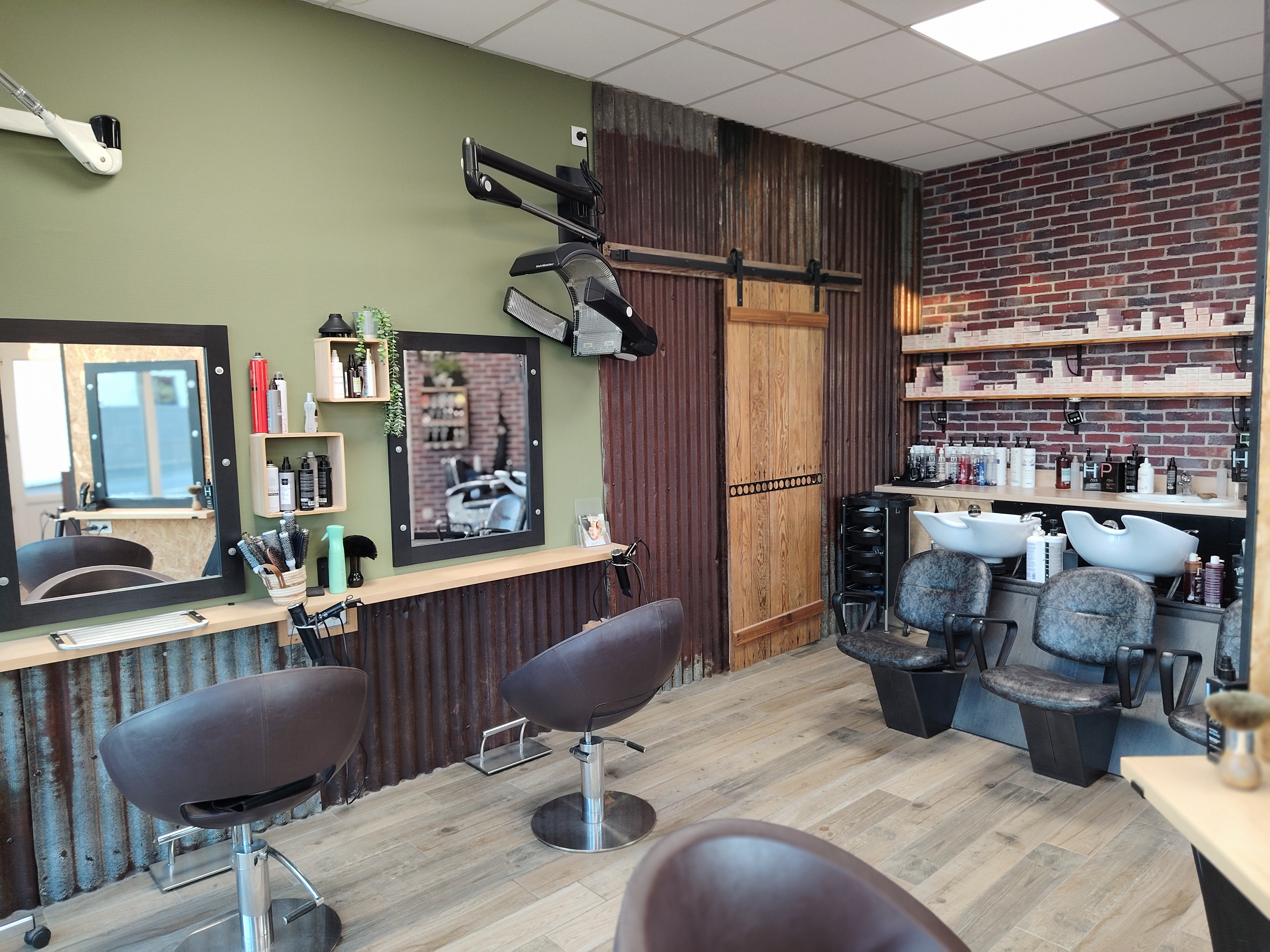 Vend fond de commerce salon de coiffure 43 m2 ,refait à neuf en 2021 .

-4 postes de coiffage dont 1 barbier.
-3 bacs à shampooing .
-espace attente.
-salon climatisé.
-parking réservé à la clientèle .

Pour plus de renseignements n'hésitez pas à me contacter .