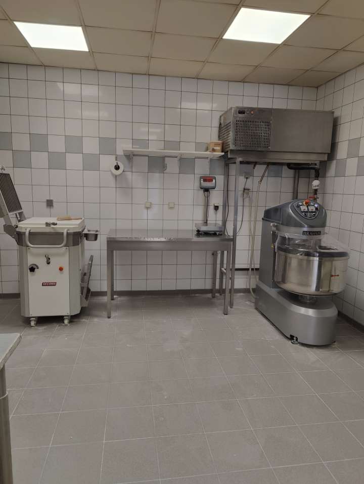 À vendre boulangerie de village avec activité pâtisserie et snacking, située sur la commune de La Verdière, dans le département du Var, en région Provence-Alpes-Côte d’Azur.
·        Chiffre d’affaires : 230 000 €
·        Prix de vente : 150 000 € (négociation possible dans la limite du raisonnable)
·        Loyer : 770 € / mois
·        Matériel de fabrication et de vente : récent et en excellent état, aucun frais à prévoir
Commerce idéalement situé dans un village très dynamique, agréable à vivre, avec tous les commerces à proximité (tabac, restaurant, boucherie). Parking à proximité de la boulangerie.
Nombreuses possibilités de développement
Vente pour raison familiale.