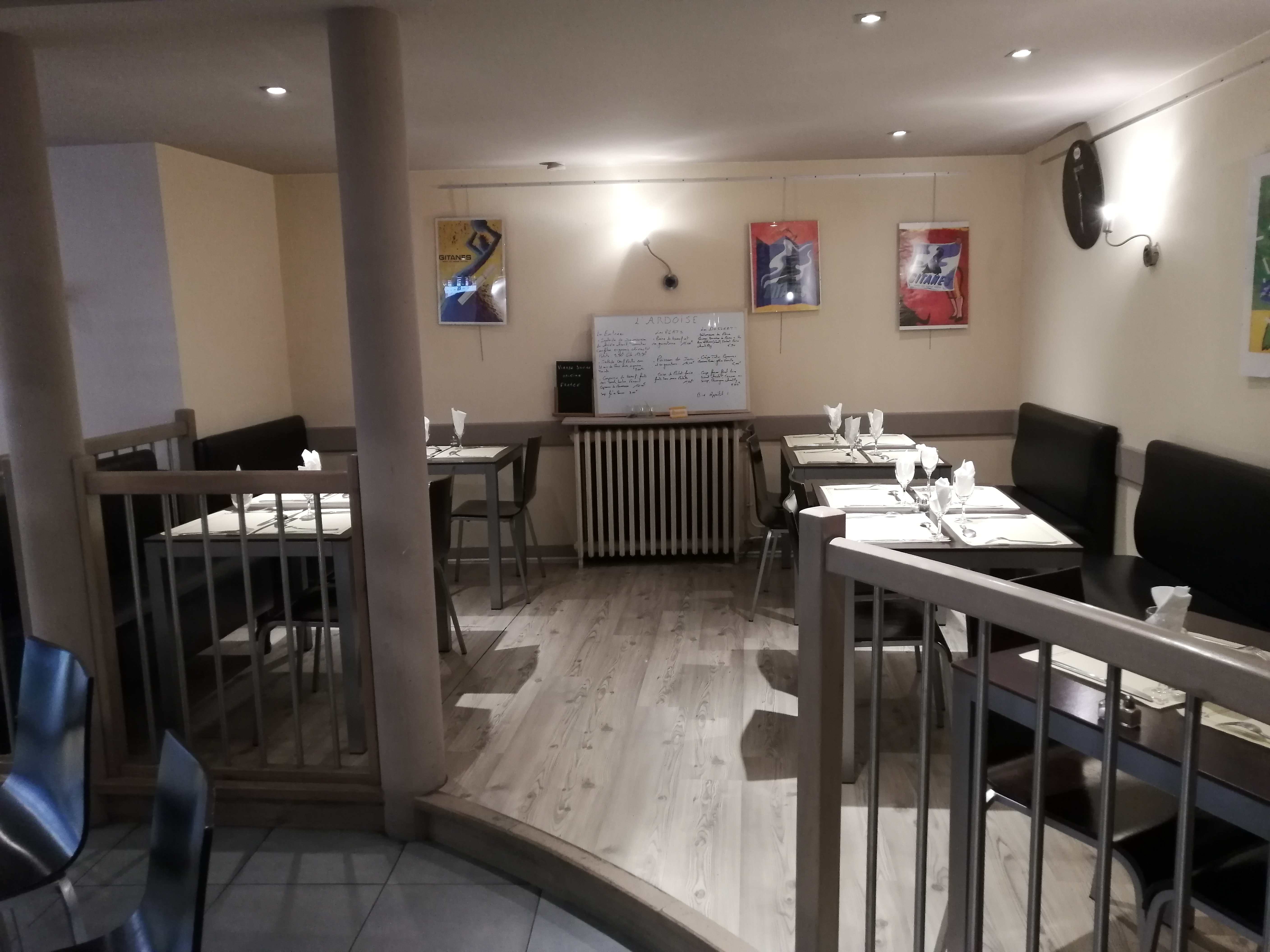 Vends fond de commerce brasserie-bar-tabac à Marvejols en LOZERE.
Situé au cœur de Marvejols cet établissement propose 4 activités complémentaires, brasserie (le midi), bar, tabac, Française des jeux qui lui assurent une clientèle régulière et fidèle .
La surface de 150m² offre une cuisine équipée, une réserve et une salle de restauration pleinement opérationnels, ainsi qu'une terrasse exploitable en saison estivale .
Ce commerce peut être largement dynamisé, notamment la brasserie, en élargissant les plages horaires et en exploitant les week-end et jours fériés .
Horaires actuels : du lundi au vendredi : 7h30-20h00 , le samedi : 7h15-13h30 , fermé le dimanche et les jours fériés . Fermeture annuelle : dernière semaine de juin . 
CA 2024(HT) 264500€
N'hésitez pas à me contacter par mail pour plus de renseignements.