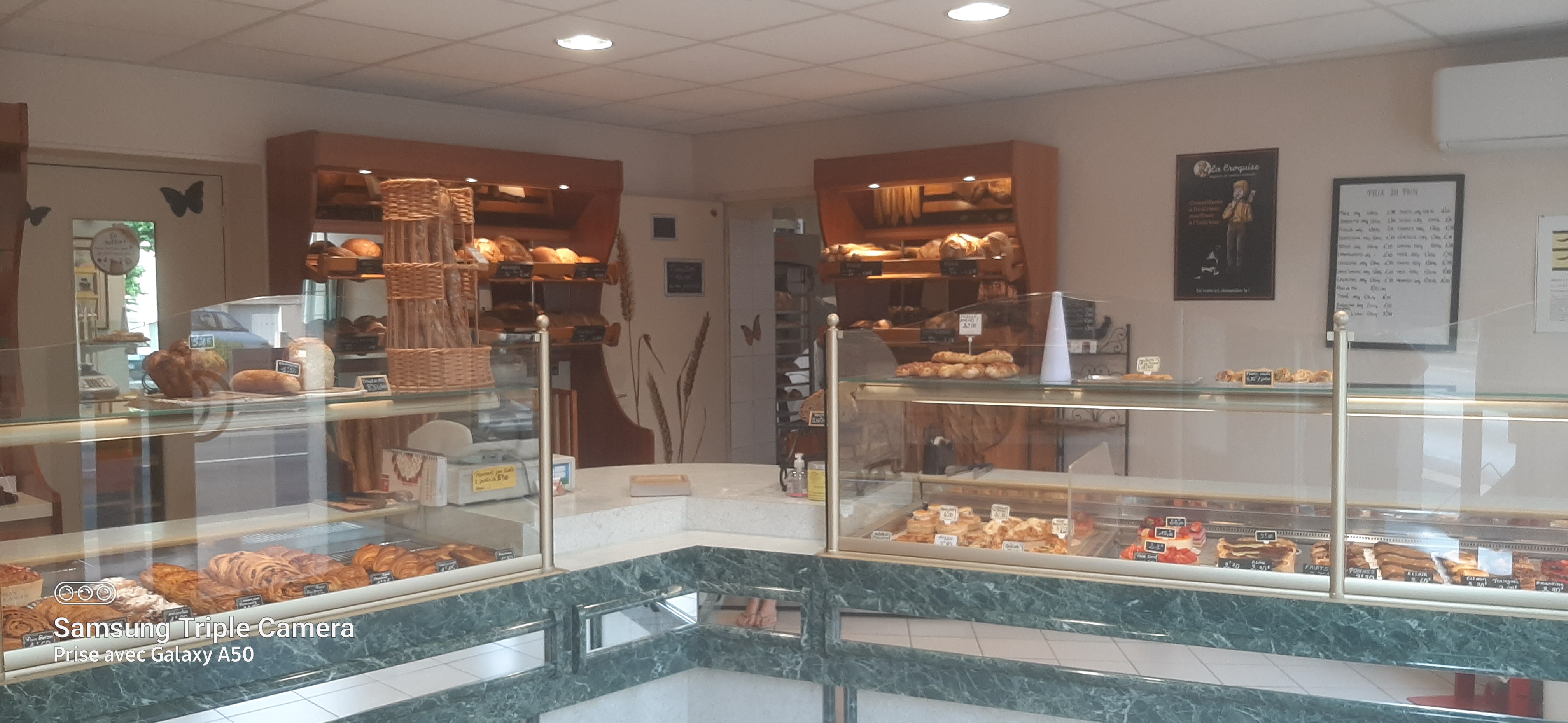 Recherche d’un repreneur pour maintenir une boulangerie à Clion-sur-Indre ,c'est le village de mon enfance de 1000 habitant ,il faut pas que ce commerce disparaisse , la commune compte sur votre aide .
La commune de Clion-sur-Indre recherche un artisan boulanger souhaitant développer son activité ou s’installer sur un emplacement de qualité.
📍 Les atouts du site :
✅ Implantation directe sur la D943, un axe très fréquenté avec environ 4 500 véhicules par jour.
✅ Grand parking permettant un stationnement facile.
✅ Espace de pique-nique à proximité, offrant un lieu de halte apprécié des habitants et des voyageurs.
✅ Clientèle locale déjà existante.
🥐 Plusieurs solutions sont envisageables :
• Reprise de la boulangerie actuelle.
• Ou tout autre projet permettant de maintenir ce commerce de proximité, essentiel à la vie de notre commune.
📞 Vous êtes intéressé(e) ou vous connaissez un professionnel susceptible de reprendre cette activité ? Contactez la mairie de Clion-sur-Indre pour échanger sur votre projet, ou mon numéro: 0686420778 .
Il y a avec la boulangerie un logement tous confort :
cuisine
salle à manger
3 chambres