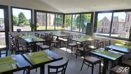BAR-RESTAURANT À REPRENDRE – UNE BELLE OPPORTUNITÉ AU CŒUR DES COMBRAILLES !
Vous souhaitez donner un nouvel élan à votre projet professionnel ? Cette affaire est faite pour vous ! Situé au cœur du village de Gouttières (63), le Bar Restaurant bénéficie d'un emplacement privilégié dans une commune particulièrement dynamique et attractive.
Tout au long de l'année, Gouttières accueille de nombreux visiteurs grâce à ses événements devenus incontournables : Art en Fête, les rencontres de street art, les animations culturelles et festives, les randonnées, ainsi que le développement constant du tourisme dans les Combrailles. La commune est également reconnue pour son univers original autour du chat, qui attire chaque année un public toujours plus nombreux.
Cette fréquentation importante représente un véritable potentiel de développement pour un établissement de restauration et de convivialité, aussi bien auprès des habitants que des touristes, des artistes, des randonneurs et des visiteurs de passage.
L'établissement est proposé clé en main, offrant une belle salle de restauration, un bar convivial, et de nombreuses possibilités d'évolution (restauration traditionnelle, cuisine locale, soirées à thème, animations, accueil de groupes…).
La municipalité est pleinement engagée dans le développement économique de la commune et accompagnera le futur repreneur afin de favoriser une installation dans les meilleures conditions.
Une occasion rare de reprendre une affaire au fort potentiel, au sein d'une commune vivante, ambitieuse et en plein essor.

Pour tout renseignement ou pour organiser une visite, contactez M. le Maire;