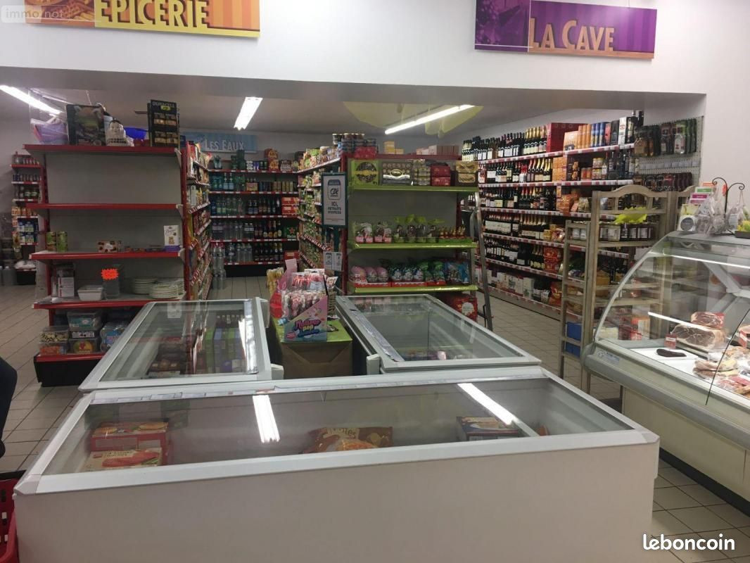 Epicerie avec logement
Prix du fond de commerce : 88 000 euros 
Prix des murs : 250 000? net vendeur 
Au rez de chaussée : Epicerie de 100m² environ avec arrière boutique. Réserve de 40 m² avec chambre froide et accès livraison 

Logement comprenant une grande entrée, à l'étage : salle à manger ouverte sur cuisine aménagée et équipée, grand salon avec cheminée ouverte, bureau, salle de bain et WC. Chambre parentale avec dressing et salle d'eau et WC.
A l'étage, 2 chambres
Grande terrasse et jardin clos de 744 m² avec piscine 
Préau et chaufferie