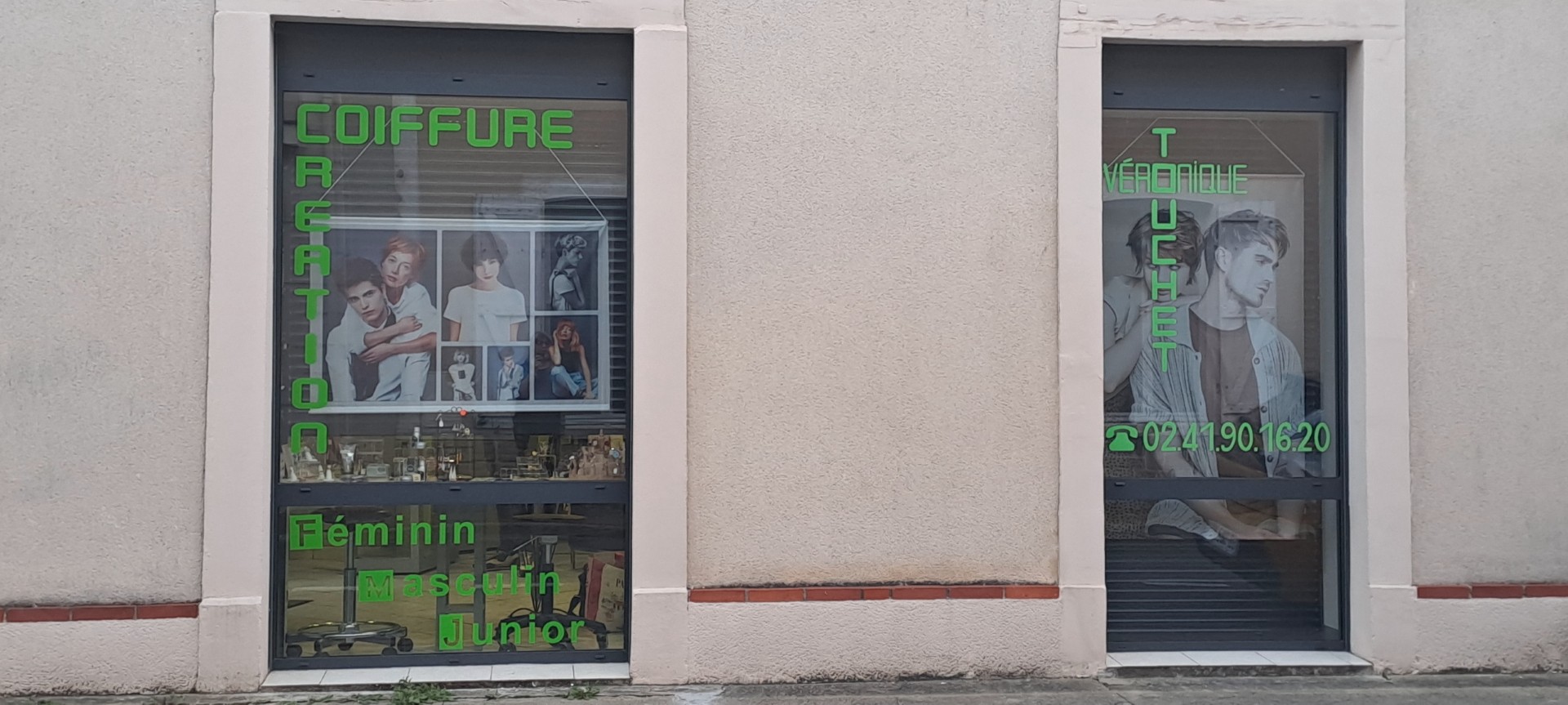 Salon de coiffure de 40m2 pour une surface totale de 57m2
4 postes de coiffage
2 bacs de lavage
Accès PMR
Labo
Cour fermée
Dépendance
WC
Parking public à proximité
Salon convivial avec clientèle fidèle et régulière
Possibilité d'achat des murs 
Village de 800 habitants avec école, épicerie et boulangerie