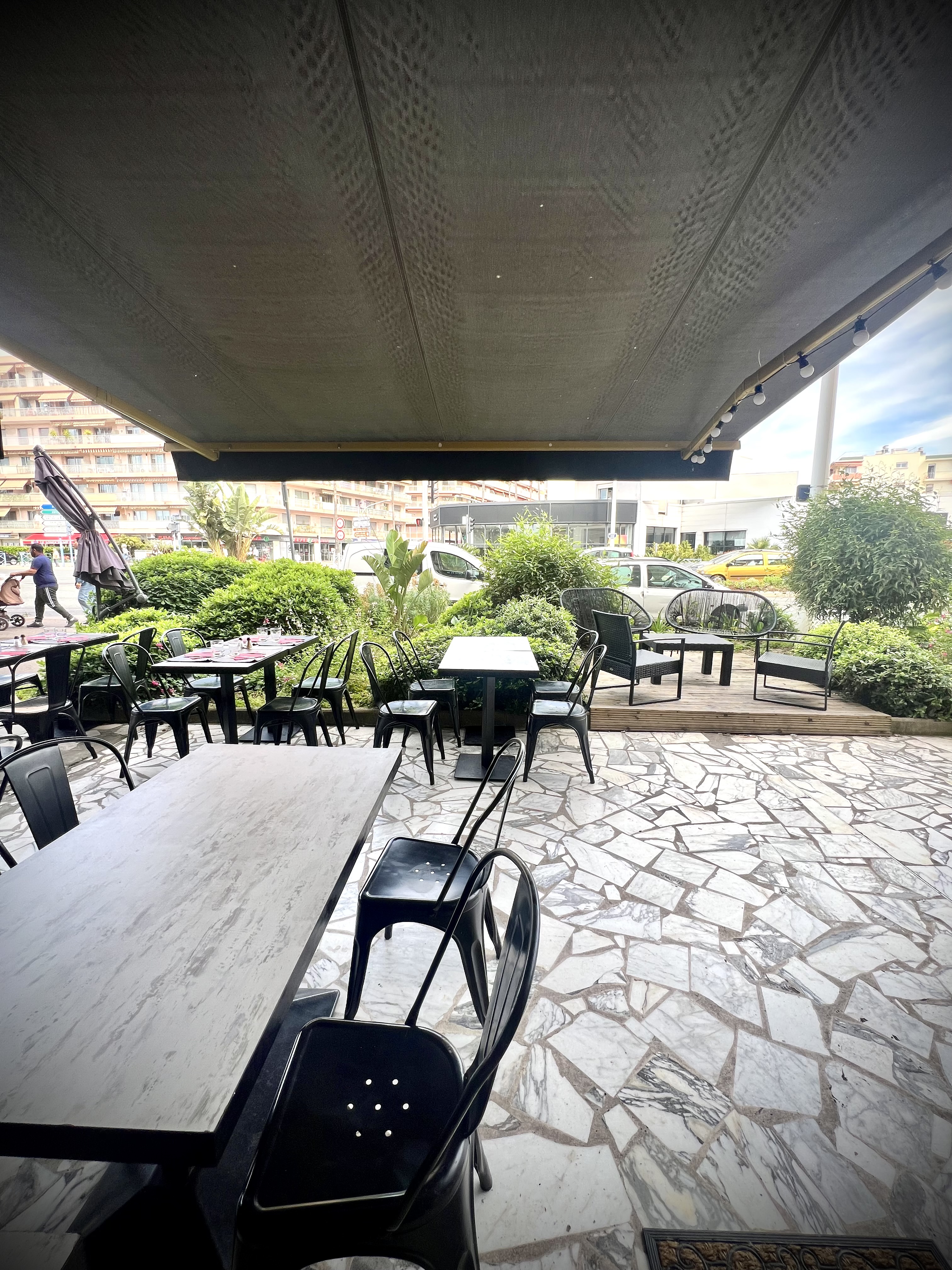 📍 Cagnes-sur-Mer – Proche Hippodrome  Belle affaire à saisir dans un emplacement stratégique, à deux pas de l’hippodrome, dans un secteur dynamique et recherché.  Ce restaurant traditionnel / brasserie de 77 m² avec terrasse privative est prêt à exploiter, sans travaux à prévoir.  🔹 Exploitation actuelle : • Service le midi uniquement en hiver • Midi et soir en haute saison ➡️ Possibilité de développer davantage selon le projet  🔸 Surface : 77 m² 🔸 Terrasse privative 🔸 Extraction et hotte neuves (sur toiture de la copropriété) 🔸 Cuisine professionnelle équipée 🔸 Climatisation réversible 🔸 Vendu sans licence (possibilité d’en acquérir une) 🔸 Clientèle fidèle – local et touristique 🔸 Idéal pour un couple de restaurateurs  💰 Prix de vente : 180 000 € 📄 Loyer mensuel : 1 311 € HT