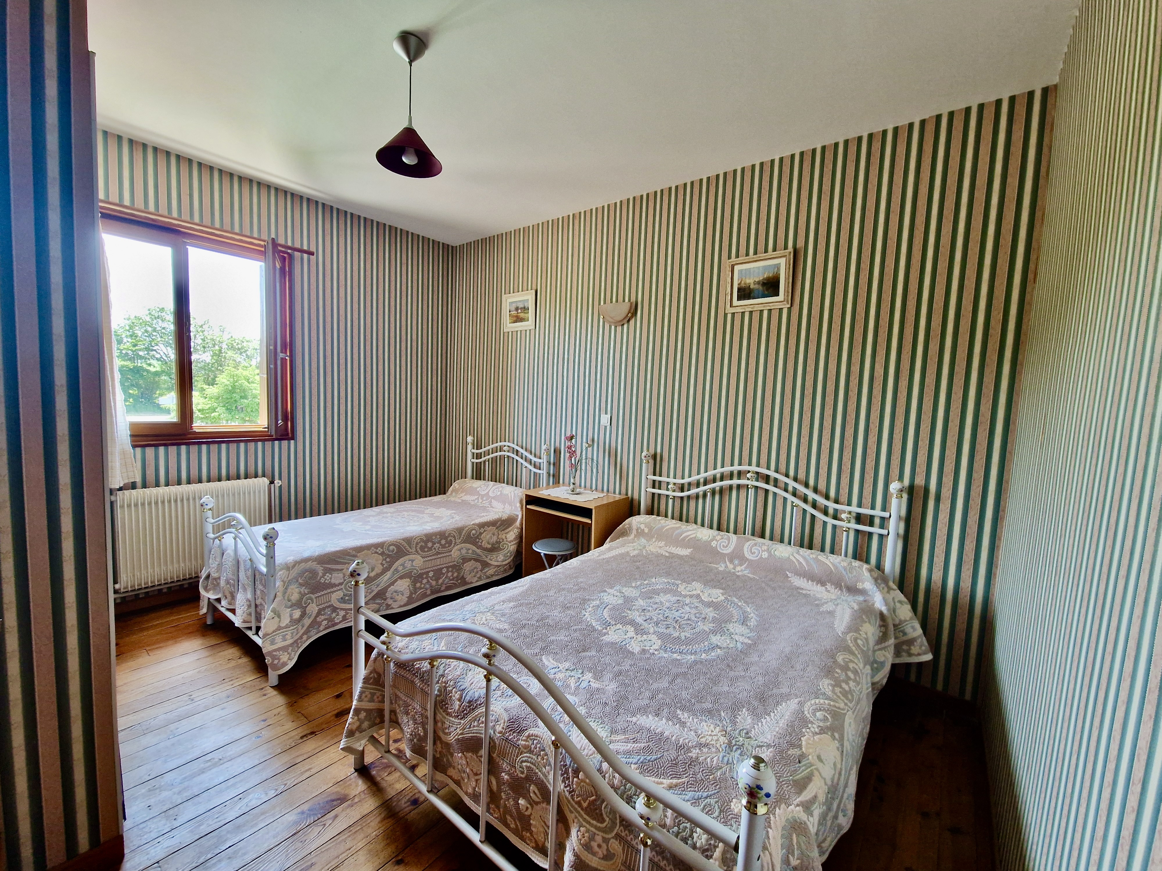 À vendre : fonds de commerce restaurant et chambres d’hôtes, idéalement situé à Saint-Eugénie-de-Villeneuve (Haute-Loire), sur un axe routier très fréquenté. L’activité touristique saisonnière est particulièrement dynamique d’avril à novembre, portée par un flux régulier de vacanciers et de visiteurs de passage. Situé sur un axe routier très fréquenté, l’établissement bénéficie d’une excellente visibilité et d’un fort potentiel de fréquentation. La région, prisée pour son patrimoine naturel et culturel, attire chaque année de nombreux touristes, ce qui assure une belle rentabilité sur la période haute. Ce contexte favorable fait de ce fonds de commerce une opportunité idéale pour un repreneur souhaitant s’installer dans un cadre attractif et développer une activité pérenne. L’établissement se compose de 9 chambres spacieuses et lumineuses, chacune équipée de sa salle d’eau privative, offrant confort à une clientèle touristique. La partie restauration comprend deux salles conviviales ainsi qu’un espace bar, permettant d’accueillir aussi bien une clientèle locale qu’un flux régulier de visiteurs grâce à sa situation sur la Nationale 102. Un lieu à fort potentiel. Un grand parking récent complète l'ensemble. Grâce à sa configuration et son emplacement, cette propriété se prête aussi bien à une activité hôtelière classique qu’à un gîte de groupe, un relais motard, une auberge gastronomique ou encore un lieu d’accueil touristique et événementiel. Un chiffre d'affaires annuel d'environ 80.000 € à développer grâce à de nouvelles formules, des événements et une terrasse extérieure. Prix Murs et fonds de 315.000 € + 20.000 € de frais d'agence.