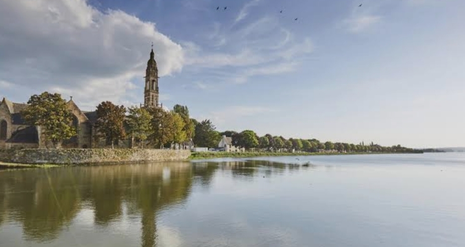 Dans magnifique village du Finistère proche mer 
Vends Murs et Fond tabac presse FDJ 
Excellente rentabilité avec potentiel de développement...
Maison pierre du 15 siècle en très bon état 
4 chambres, jardin